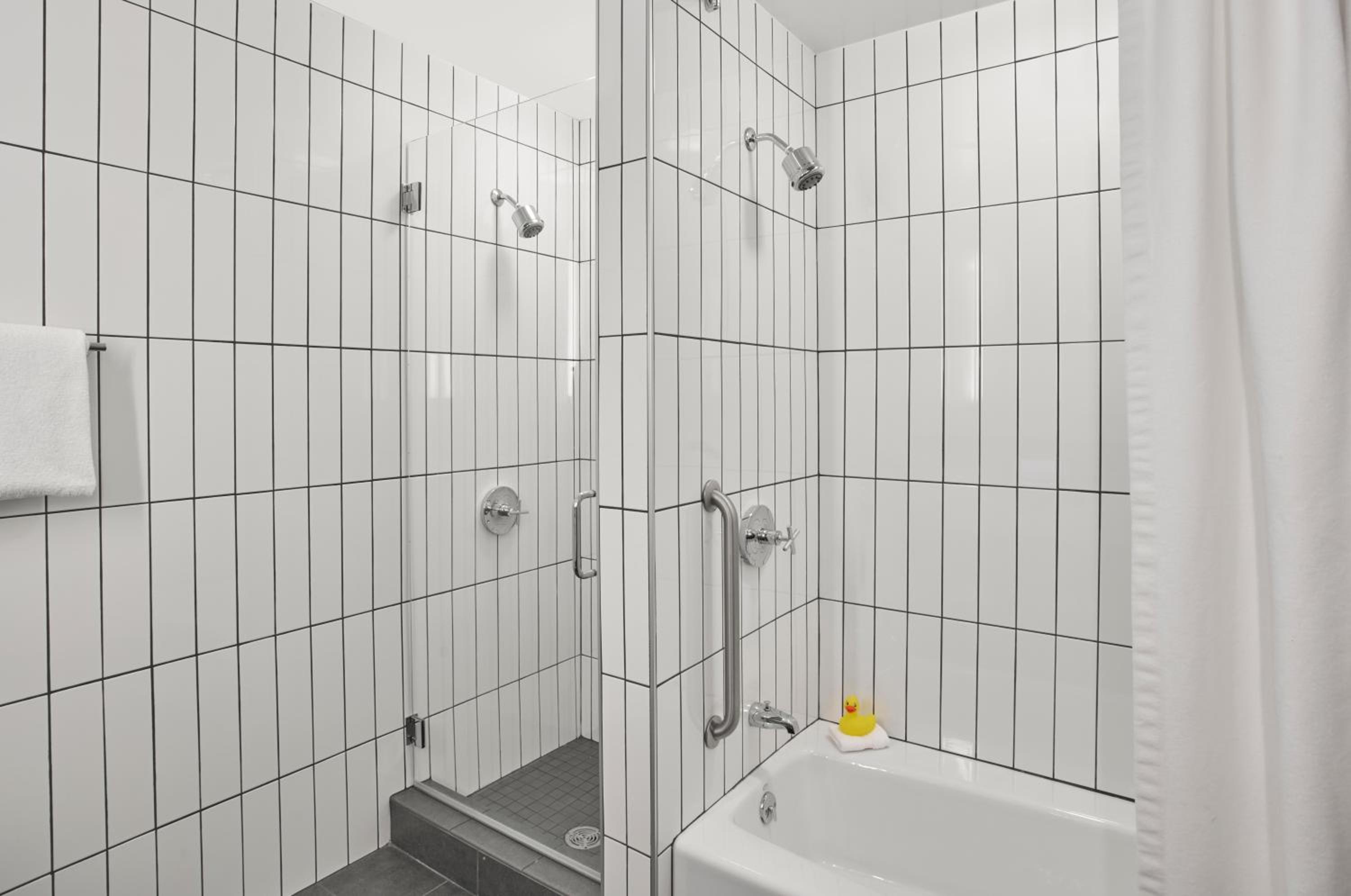Corner Suite - Photo 2
