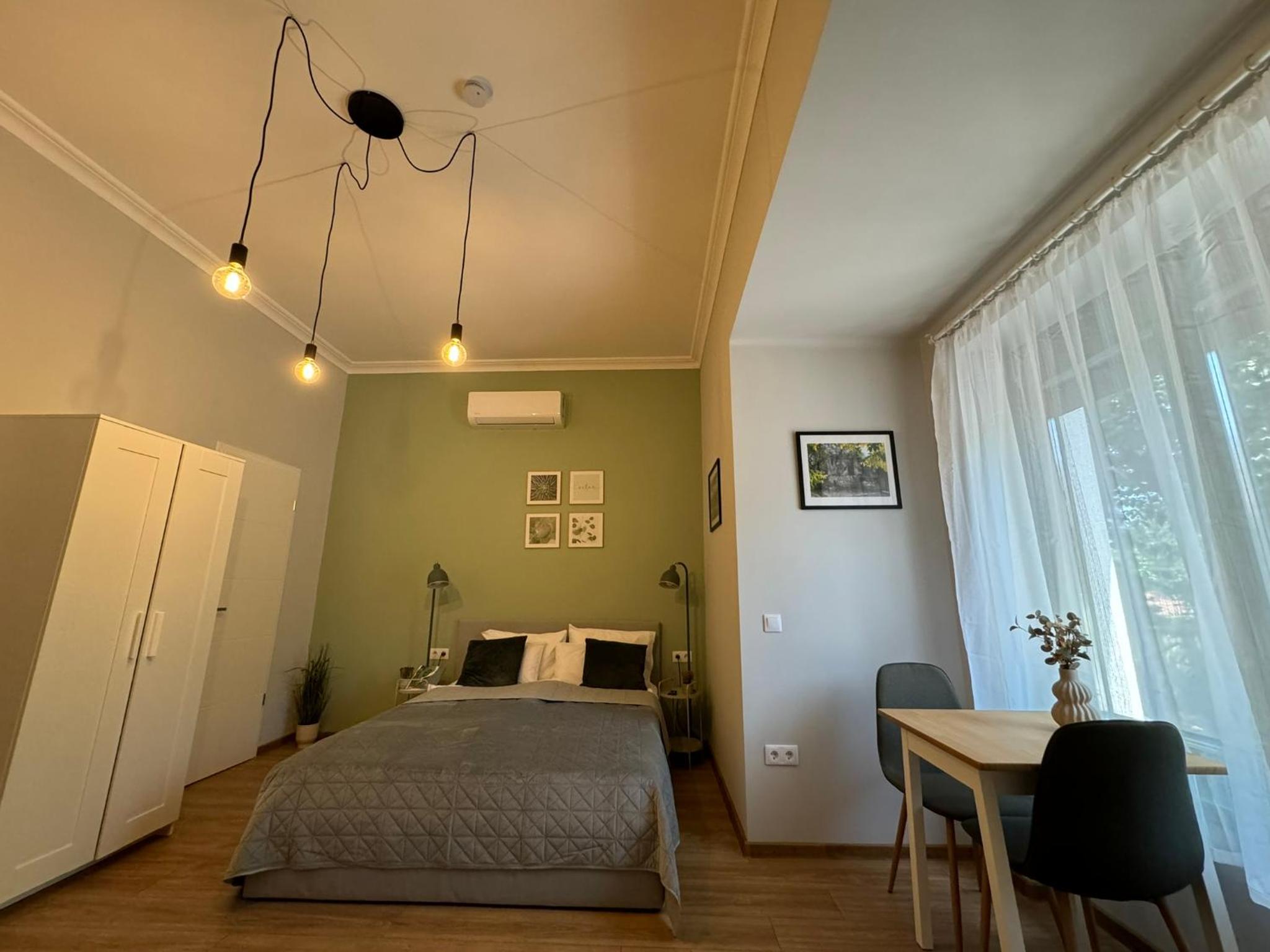 Deluxe Studio