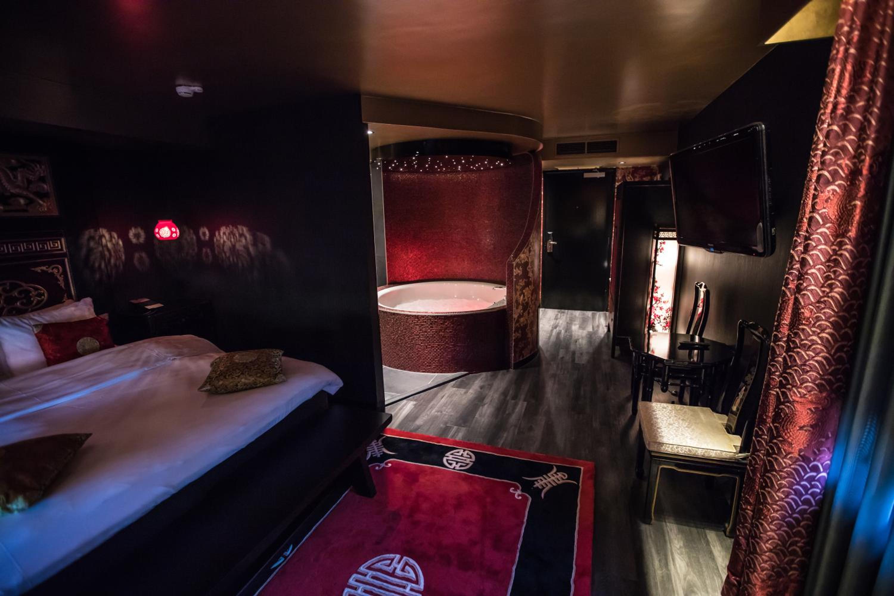 One-Bedroom Suite with Spa Bath (Hong Kong)
