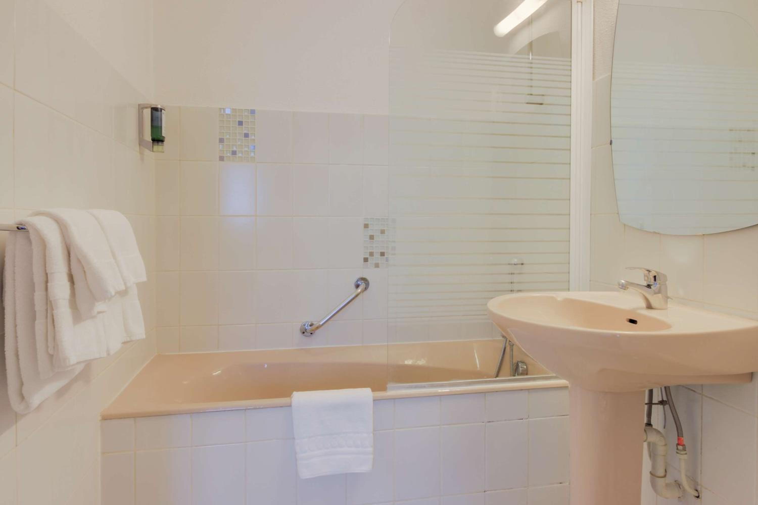 Standard Triple Room - Photo 3