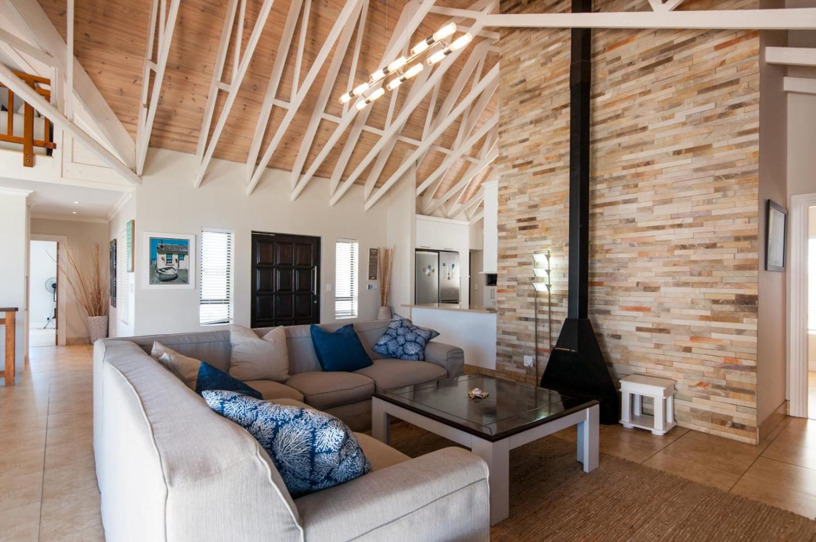 Five-Bedroom House photo 1