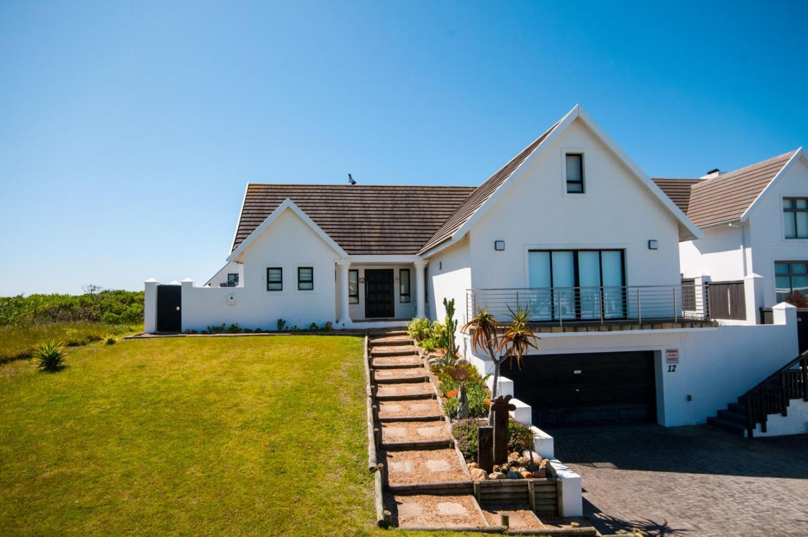 Five-Bedroom House photo 2