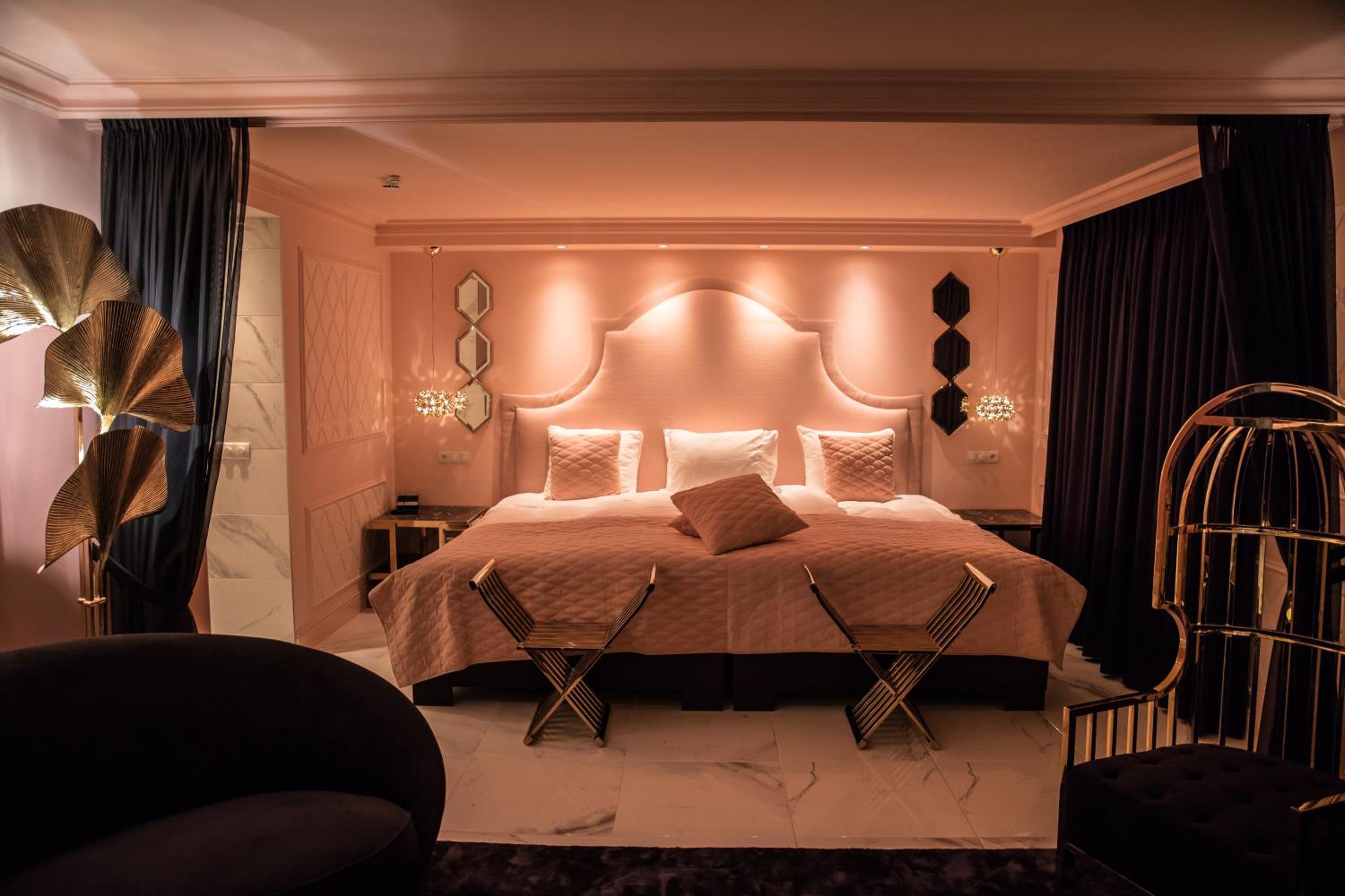 One-Bedroom Suite with Spa Bath (Emperor)