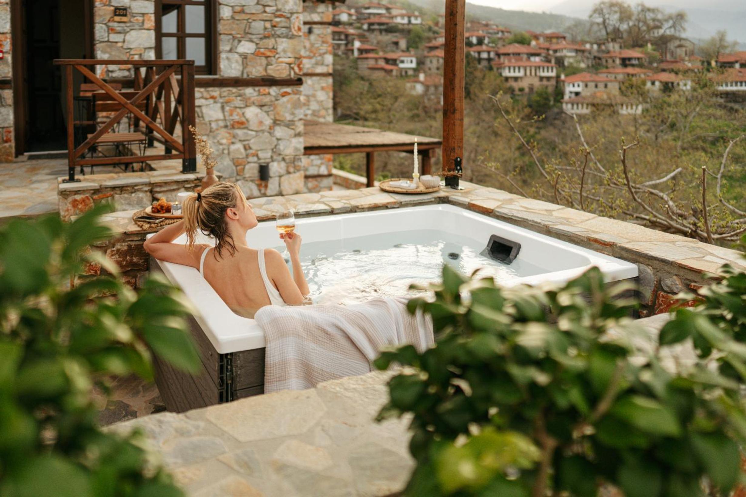 Junior Suite with Outdoor Hot Tub - Mountain & Sea View - Photo 2