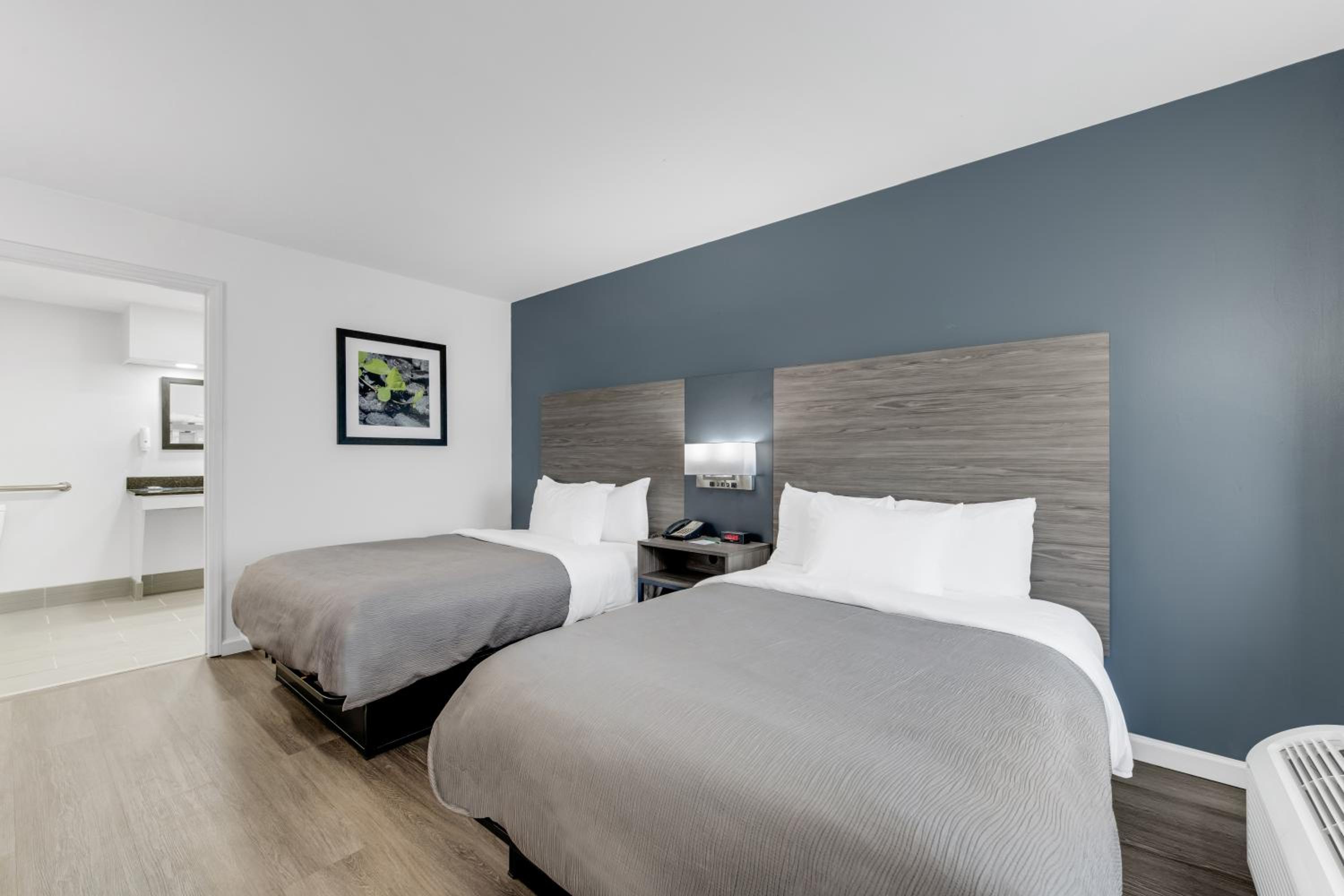 Double Room with Two Double Beds - Accessible/Non-Smoking photo 2