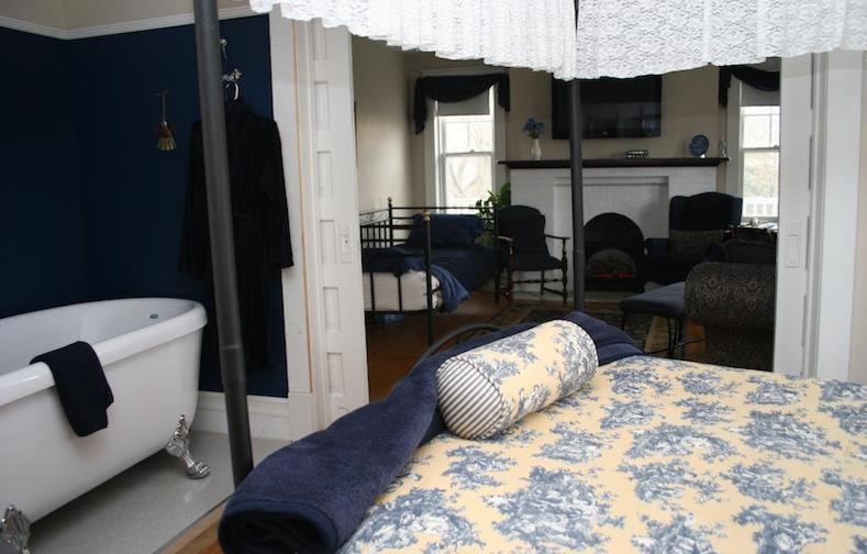 Queen Suite with Spa Bath
