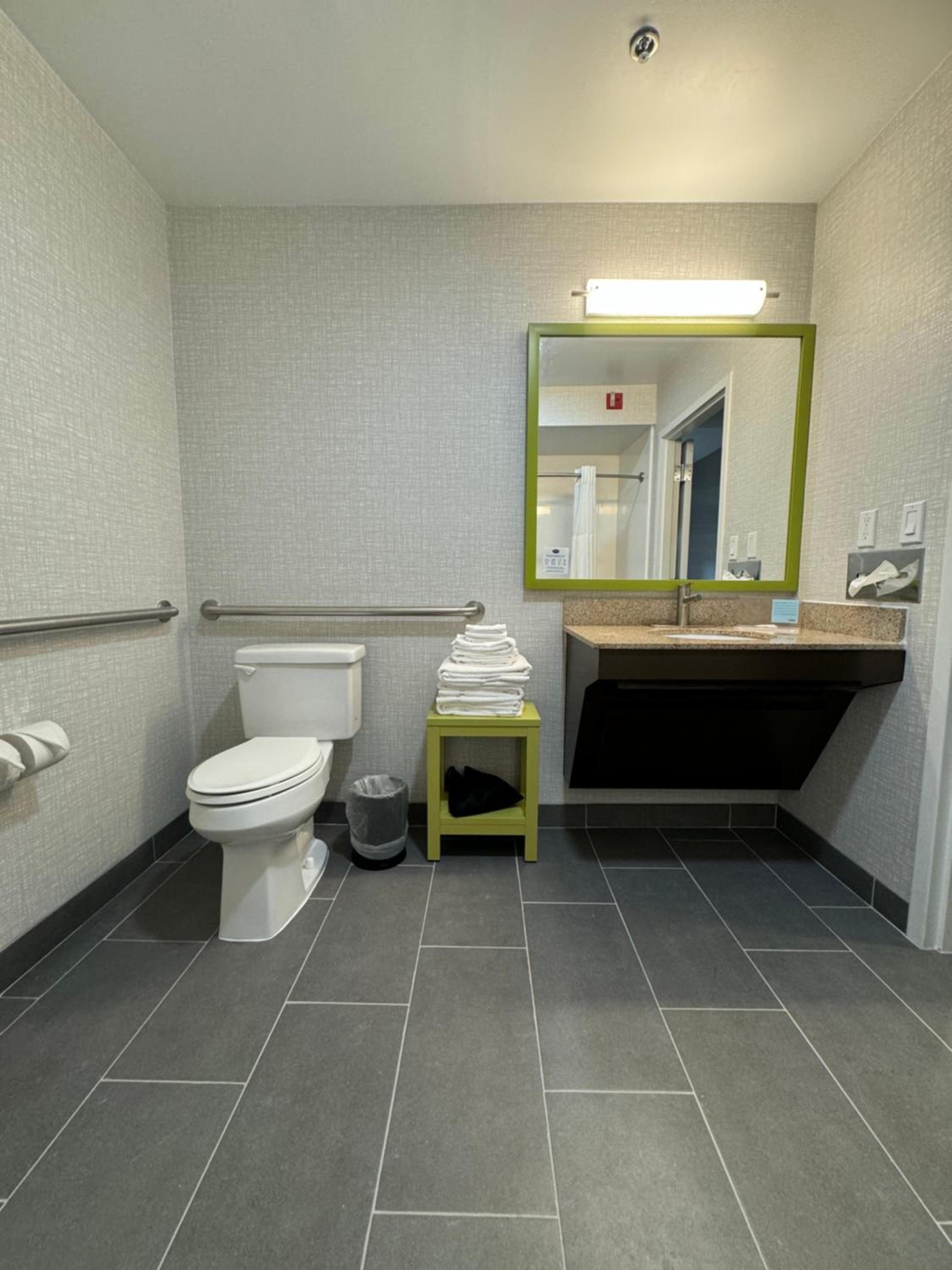 King Room - Mobility Access/Non-Smoking - Photo 4
