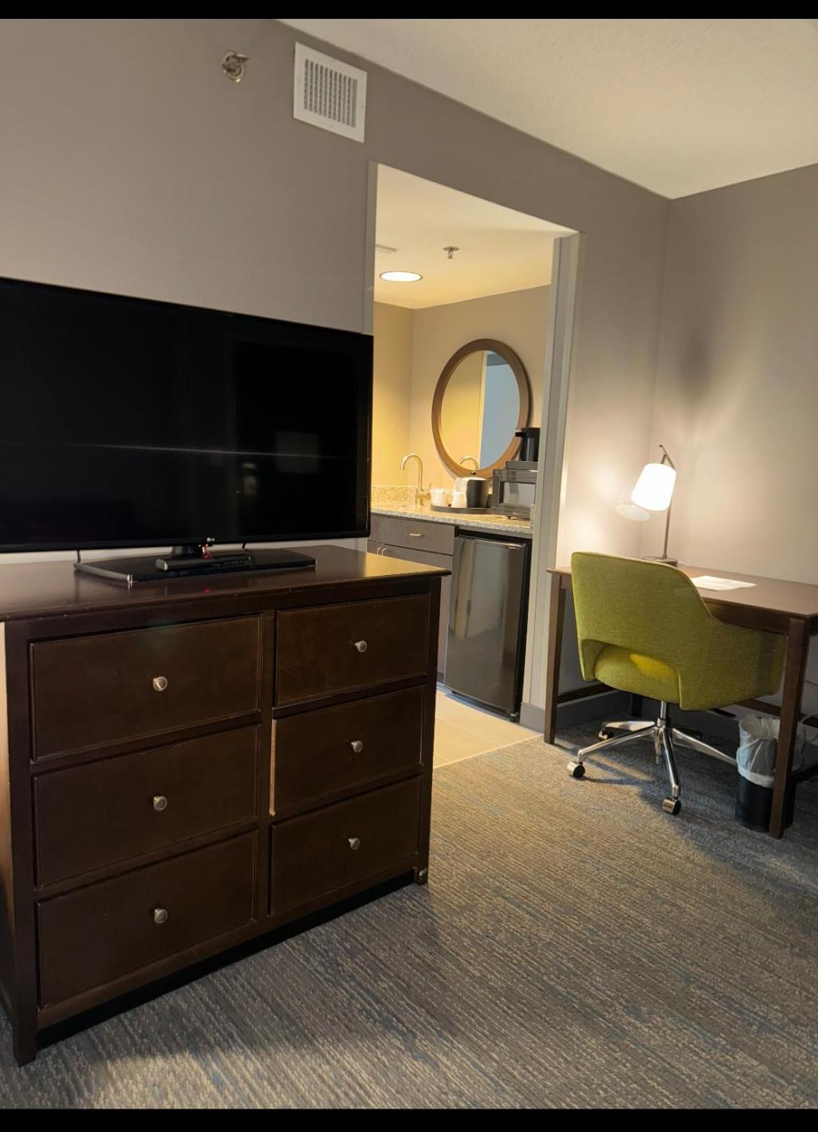 One-Bedroom King Suite - Non-Smoking - Photo 2