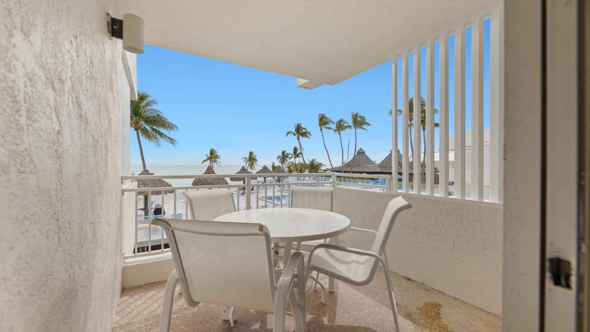 Queen Suite with Pool View - Photo 3