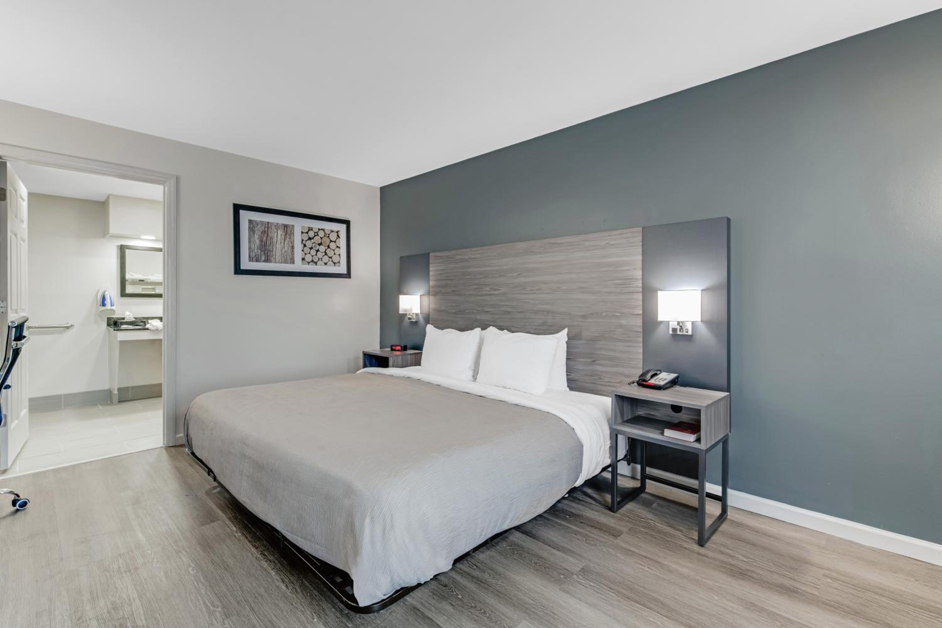 King Room - Accessible/Non-Smoking - Photo 4