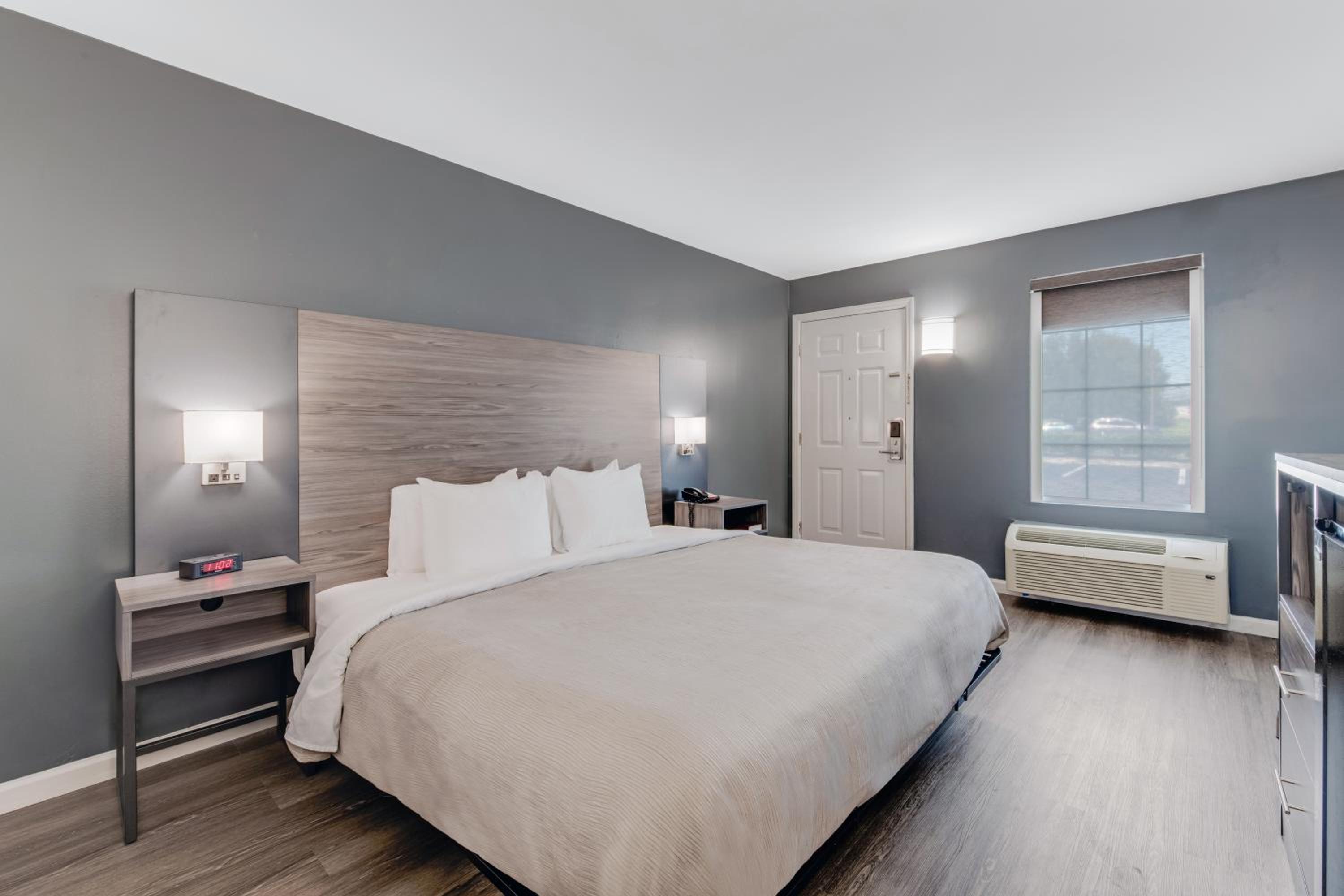 King Room - Non-Smoking - Photo 1