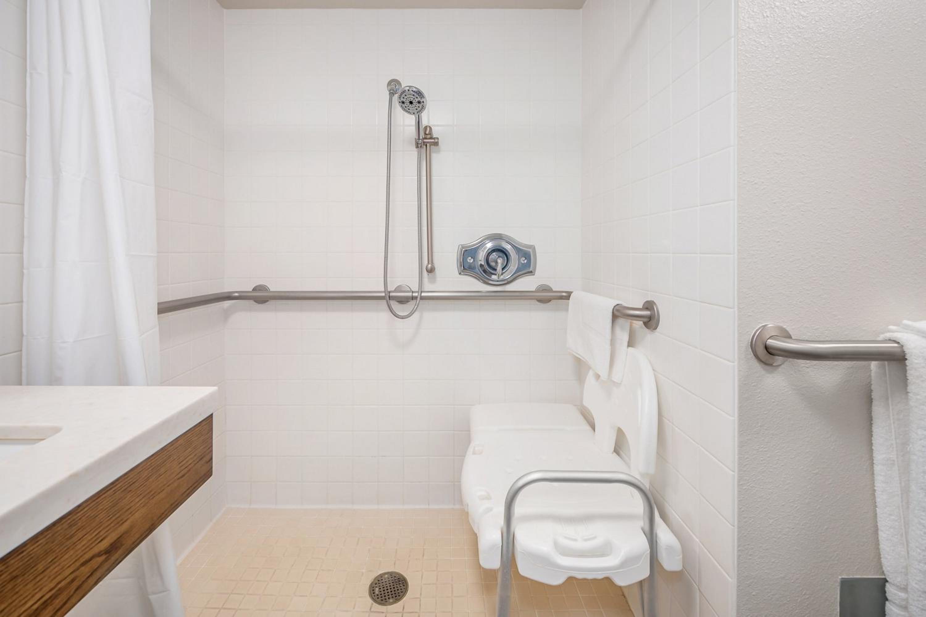 Queen Room - Disability Access - Photo 5