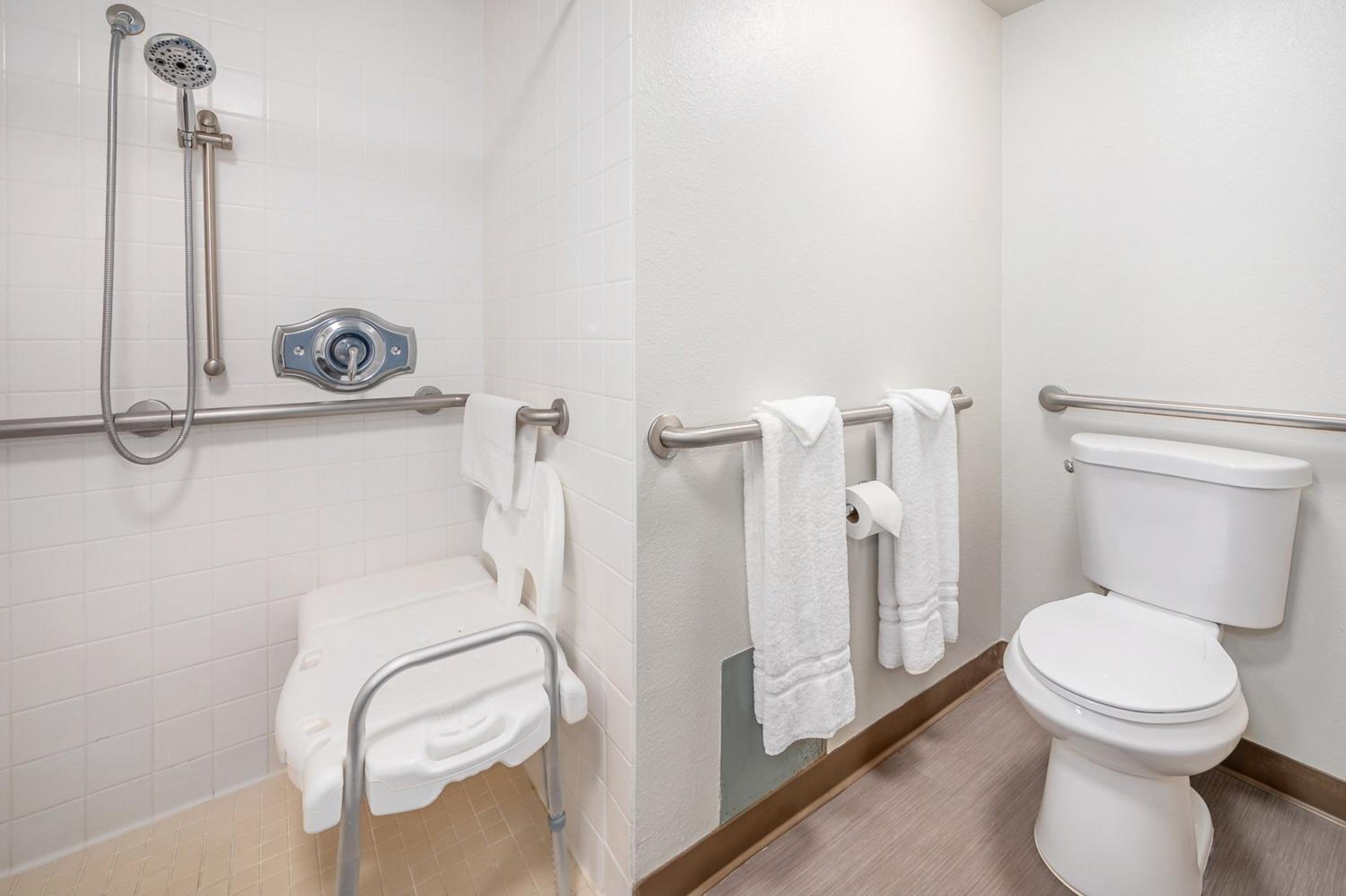 Queen Room - Disability Access - Photo 4