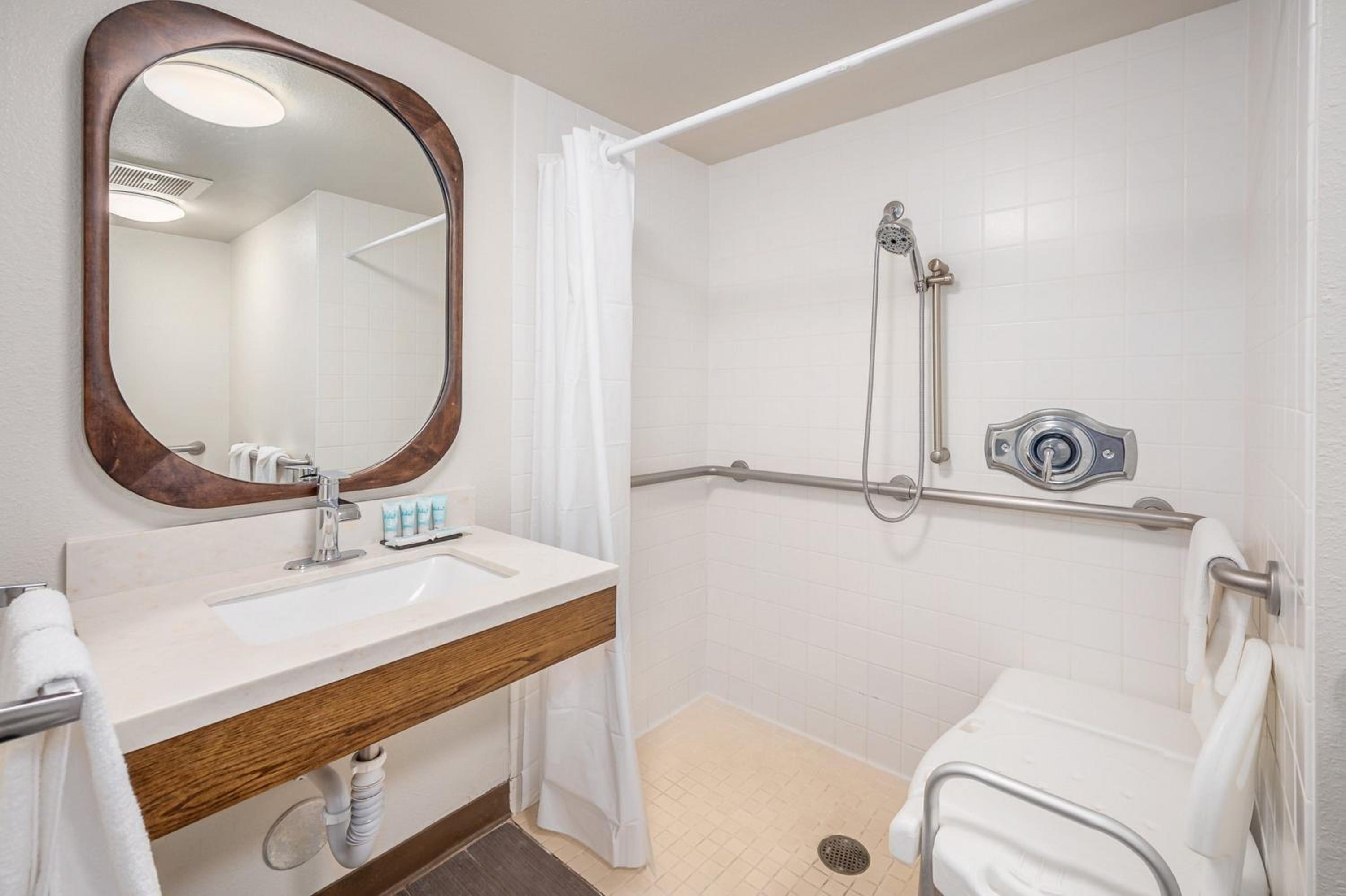 Queen Room - Disability Access - Photo 3