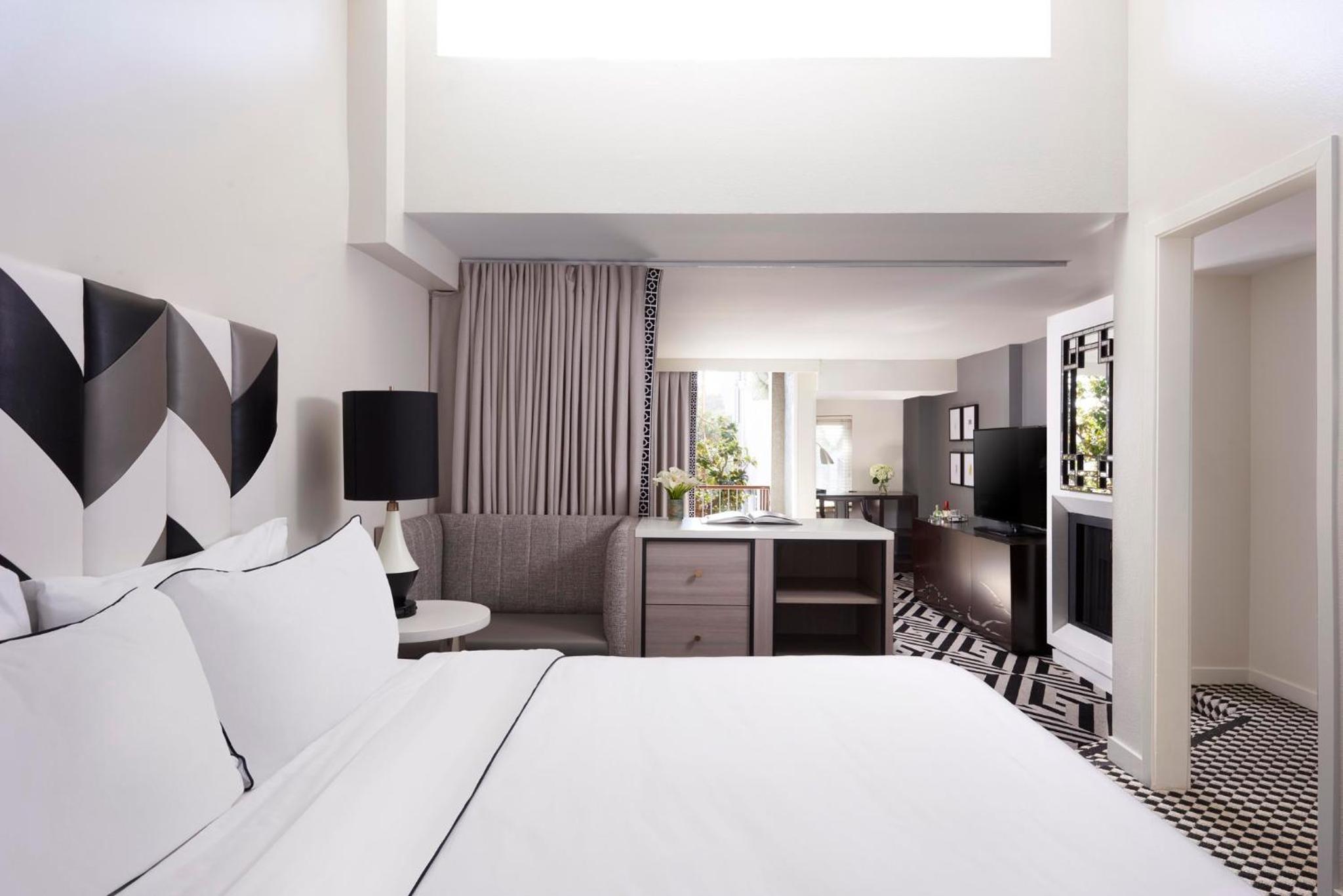 Signature King Suite, top floor with Balcony thumbnail 5