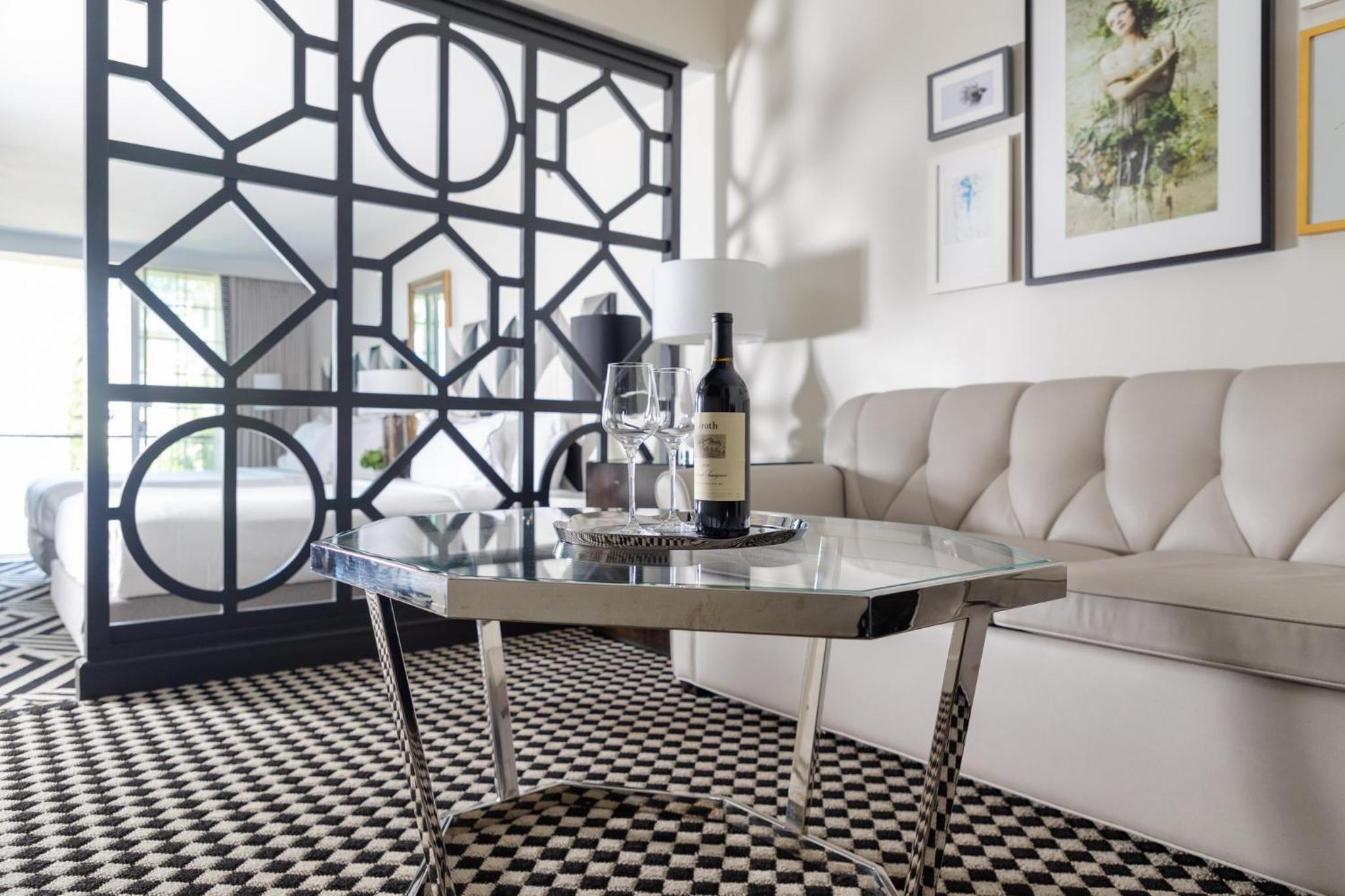 Premier 2 Queens Suite with Balcony