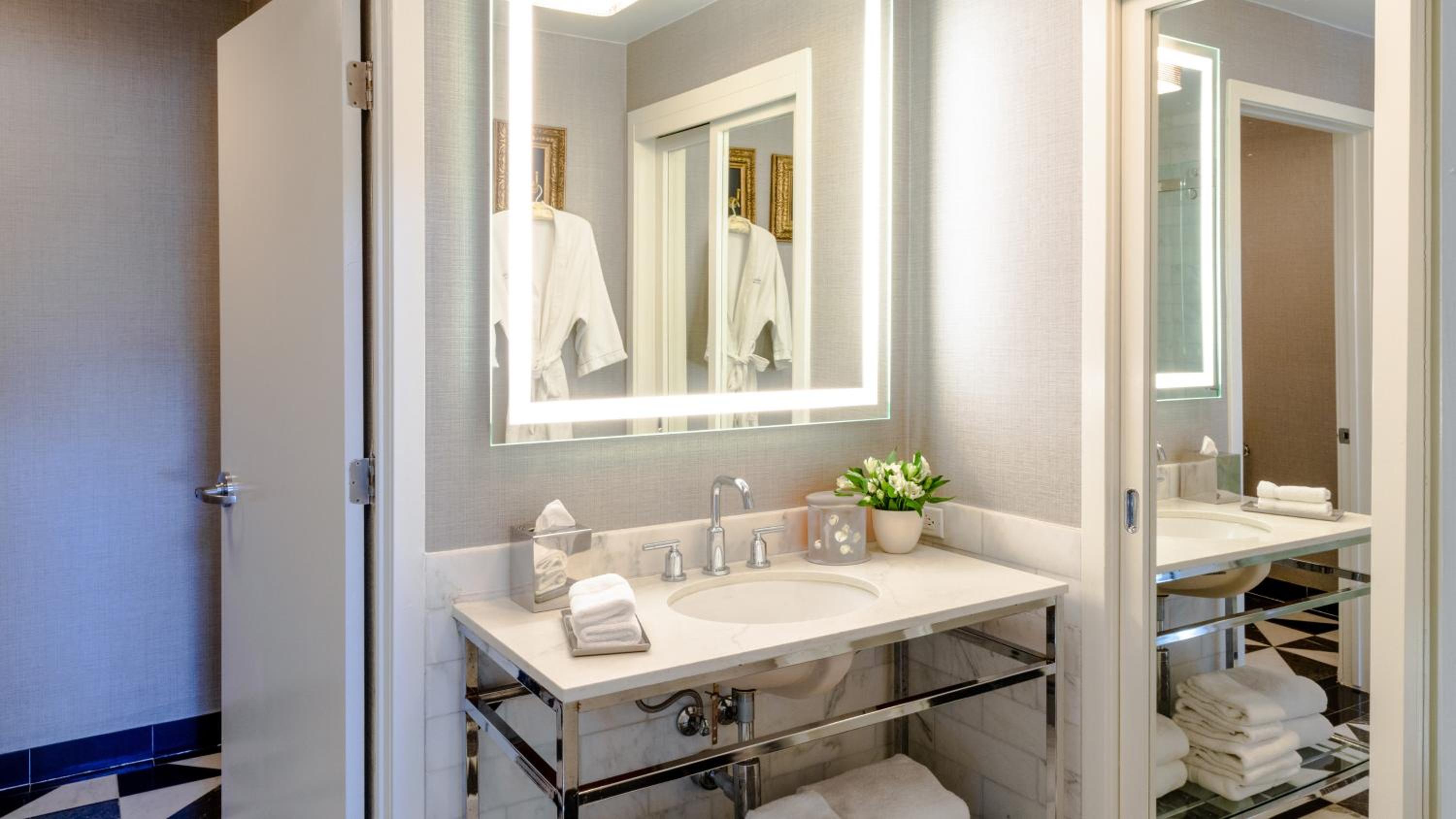 Premier King Suite with Balcony thumbnail 5