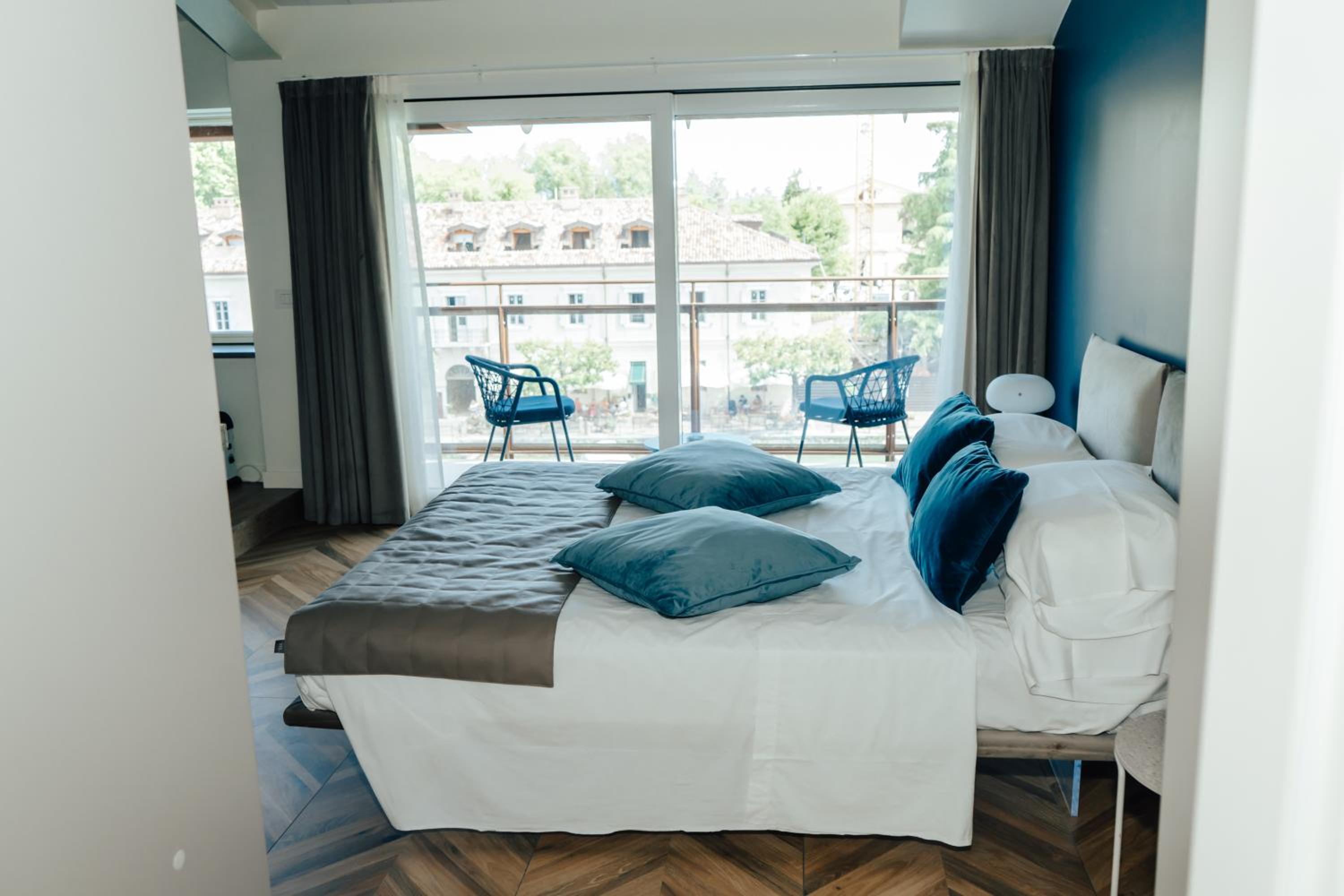 King Room with Lake View photo 2