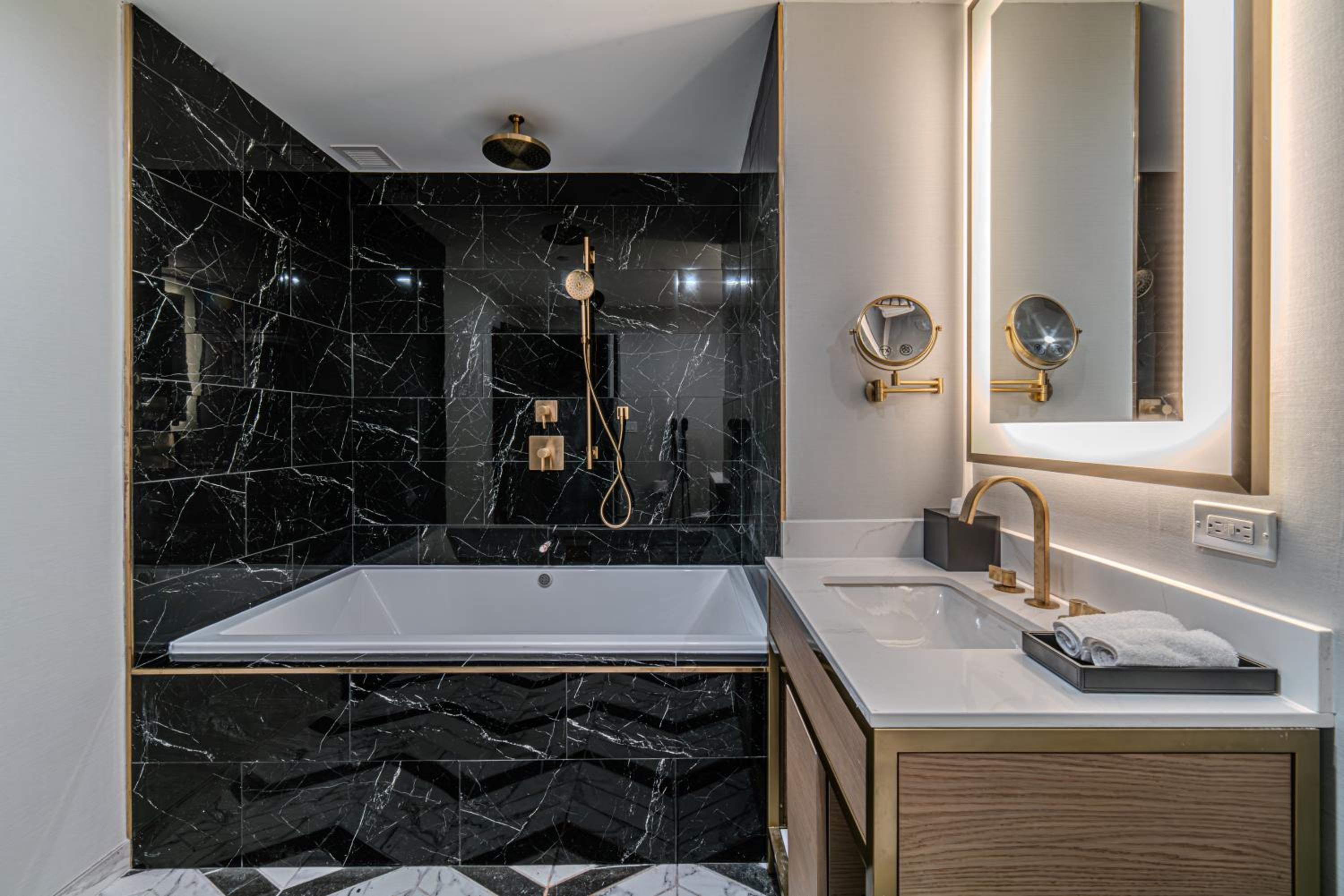 Suite - Photo 7