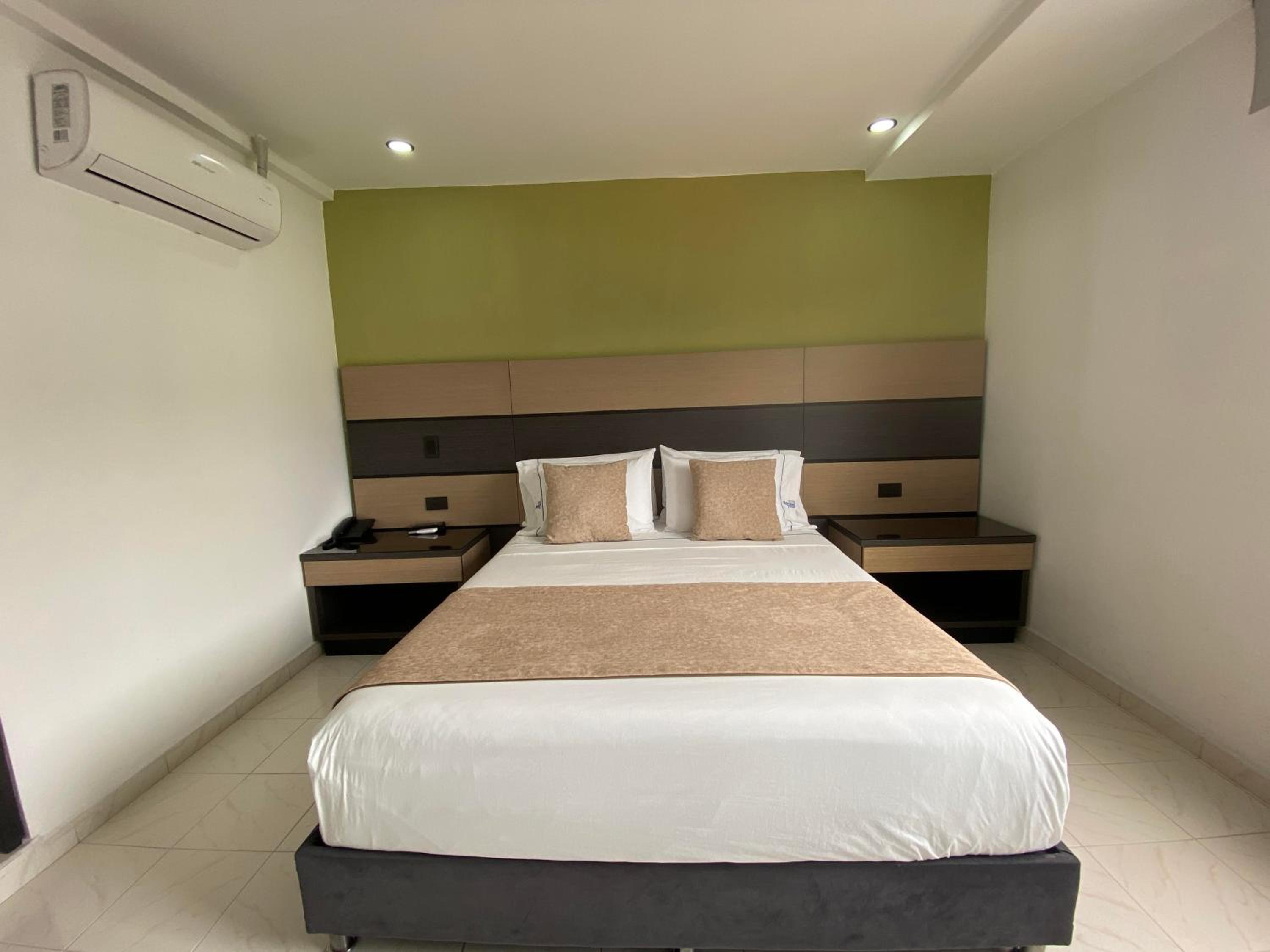 Deluxe Queen Room photo 2