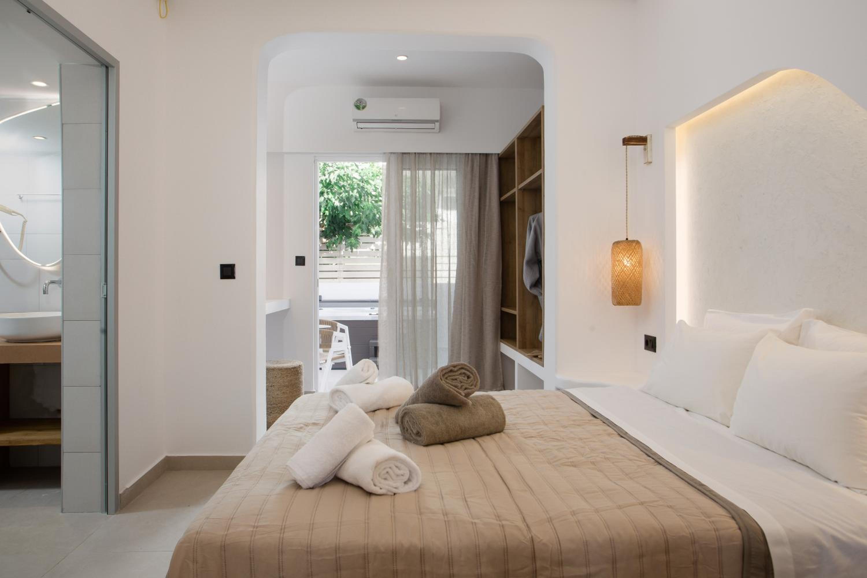 Suite with Spa Bath - Photo 11