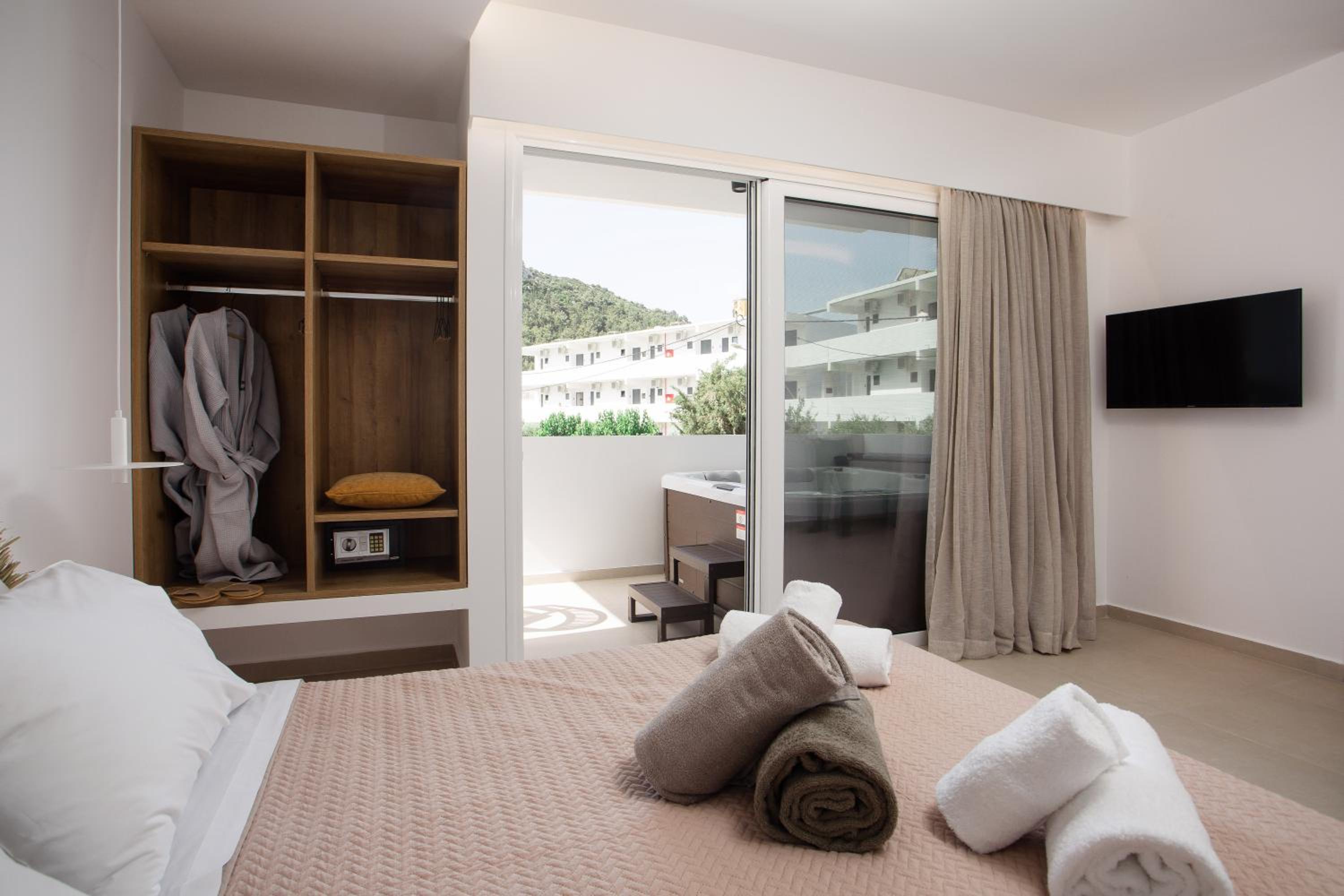 Suite with Spa Bath - Photo 28
