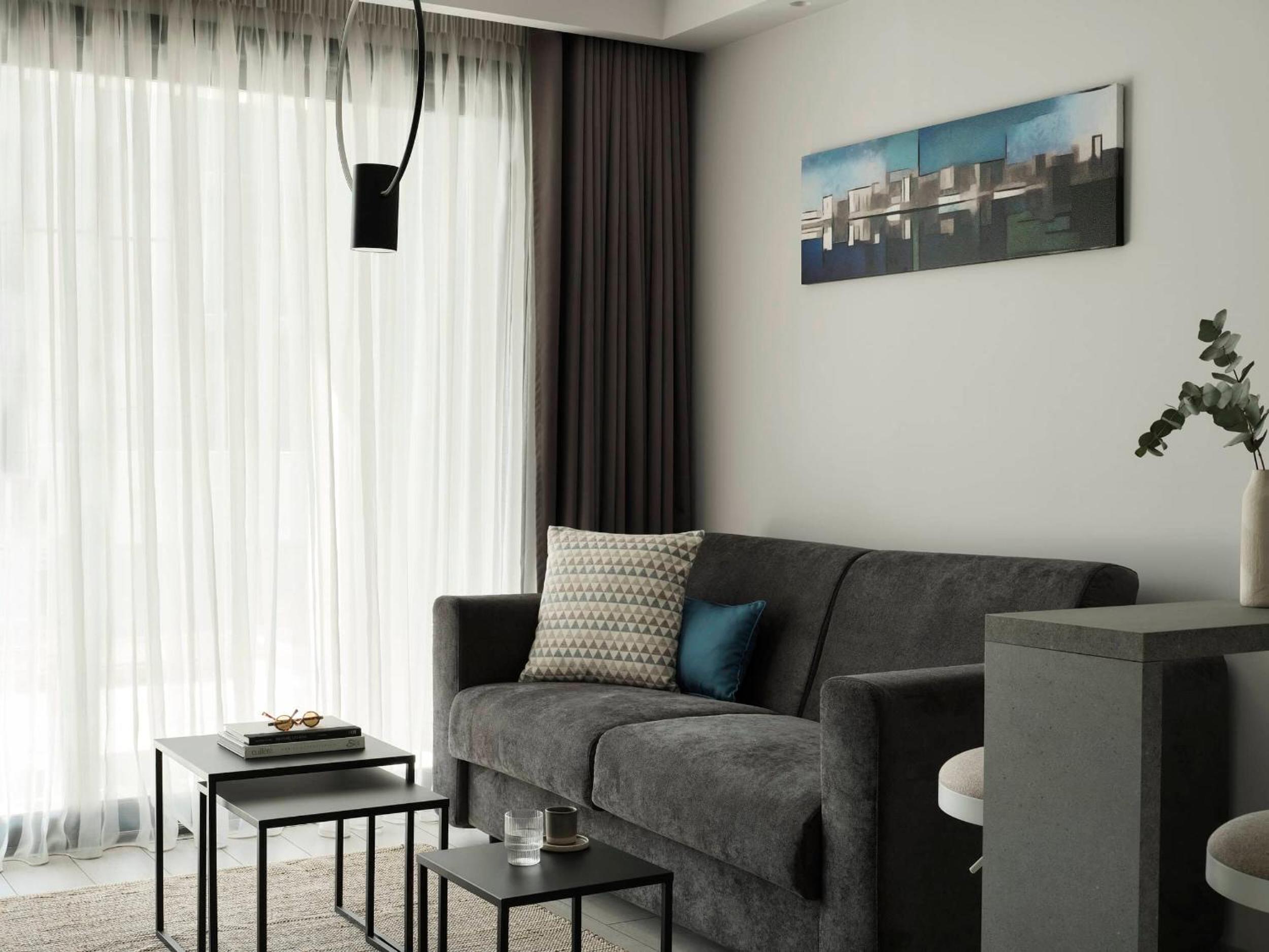 Deluxe King Suite photo 3