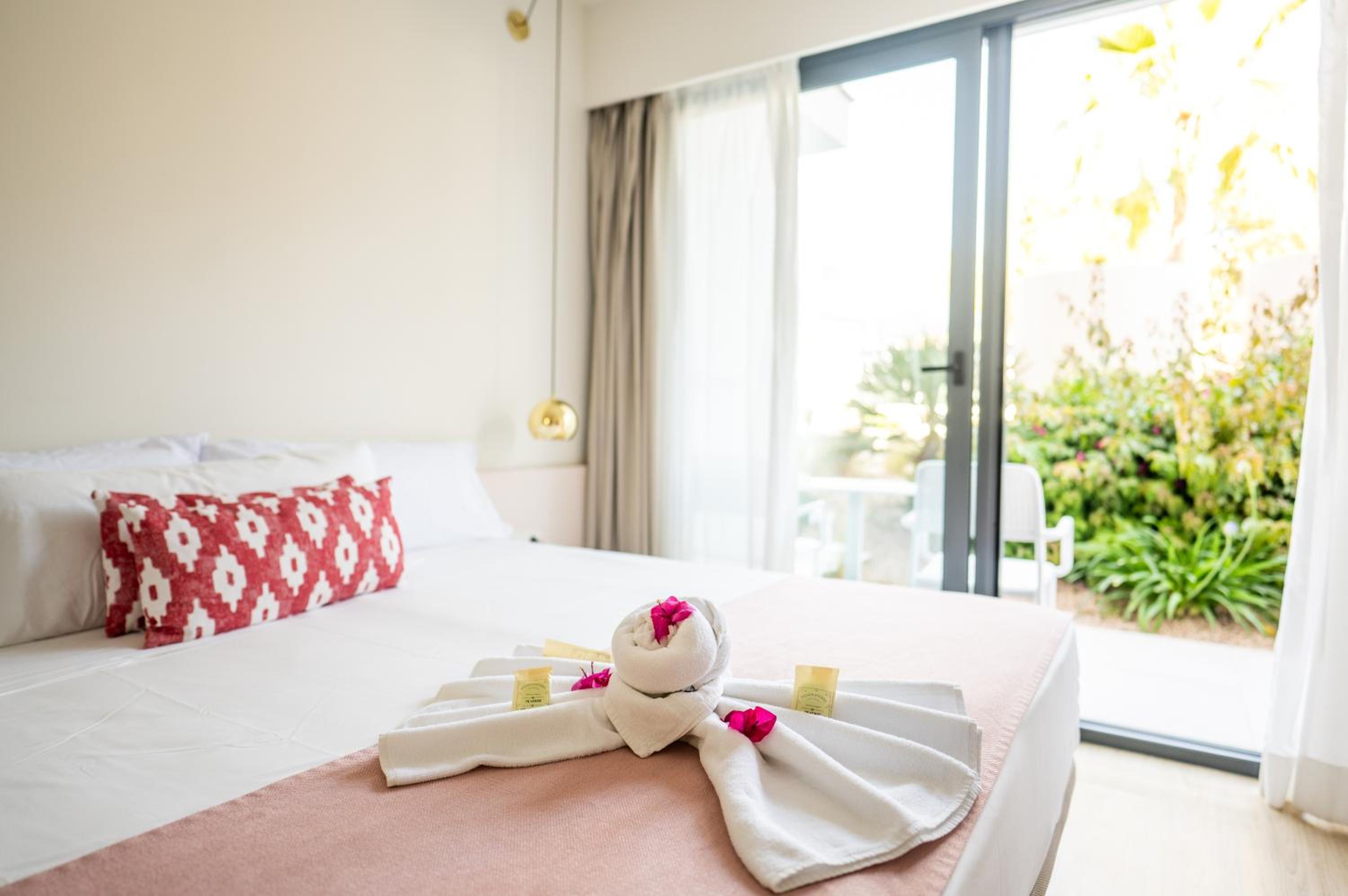 Double Room with Garden View thumbnail 5