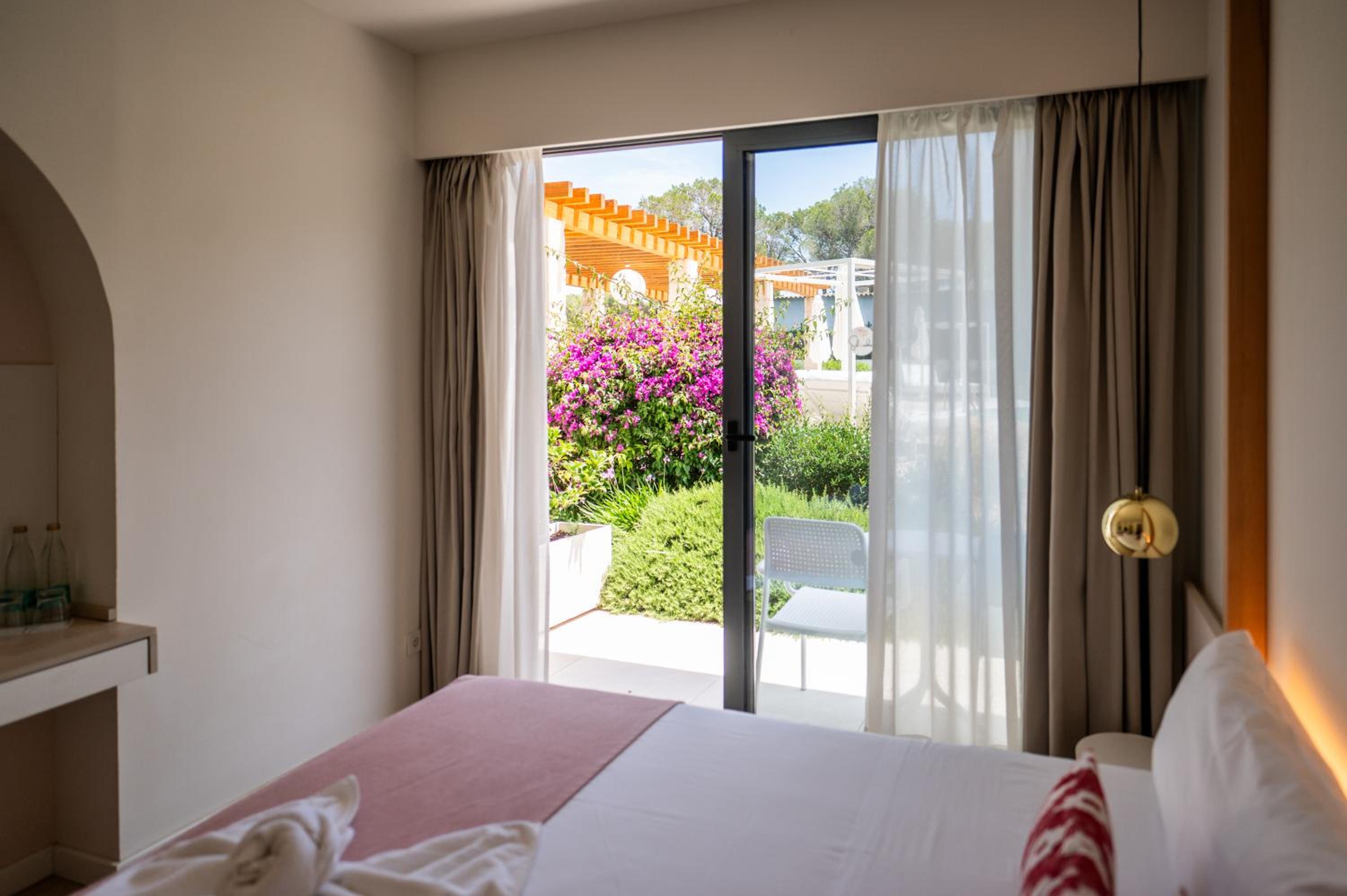 Double Room with Garden View thumbnail 6