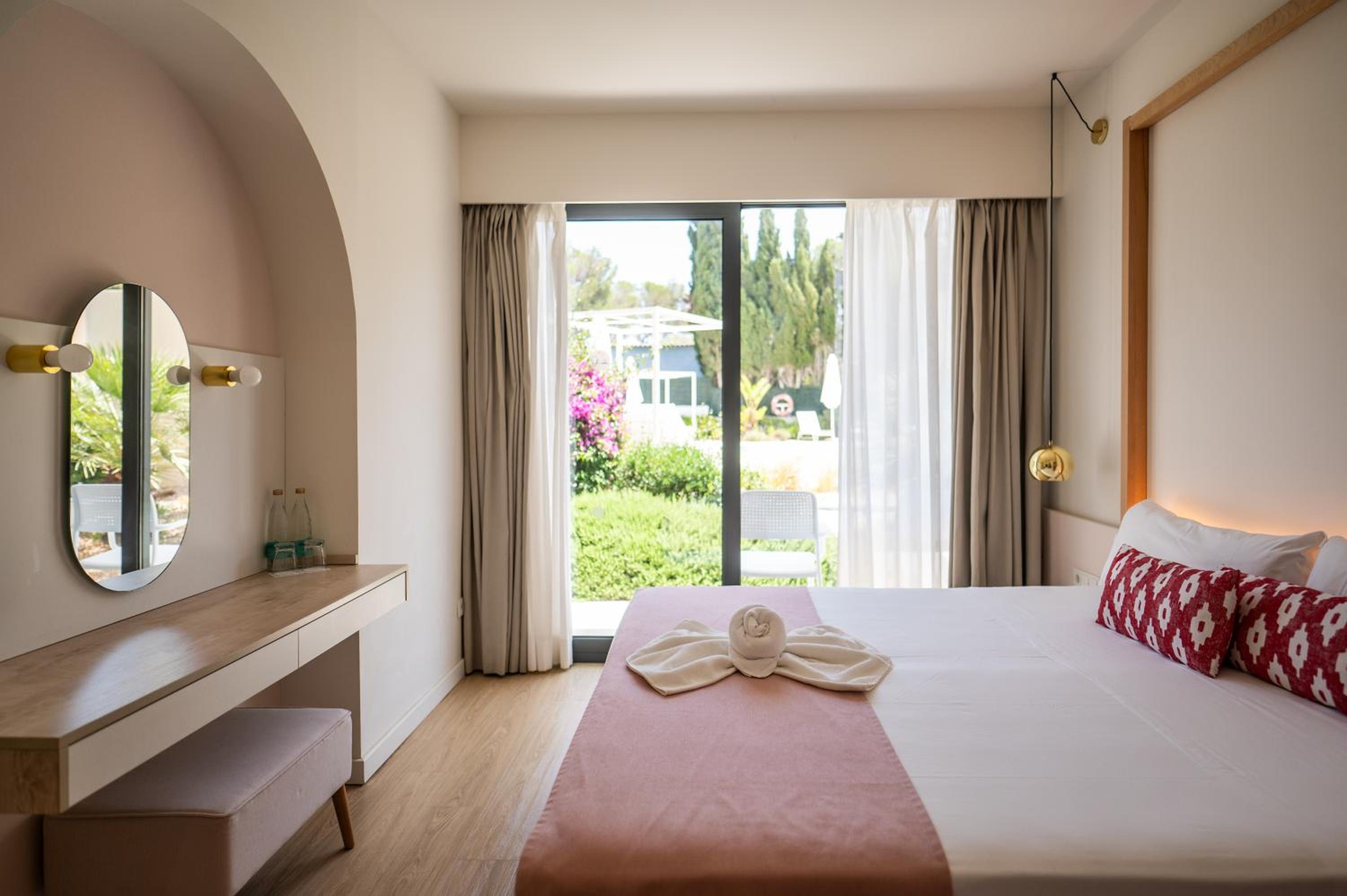 Double Room with Garden View - Photo 9