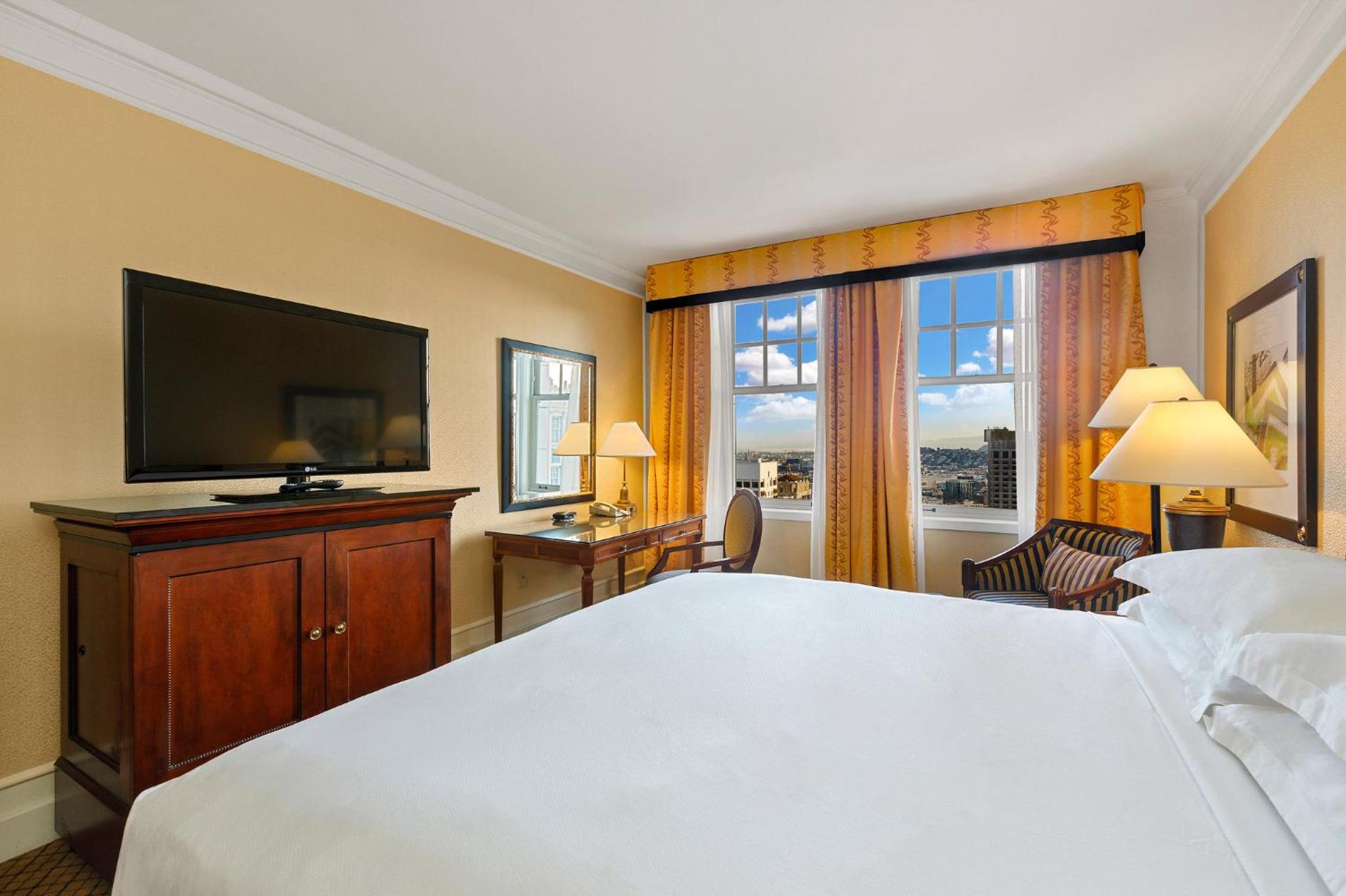 Classic King Room with City View - Photo 3