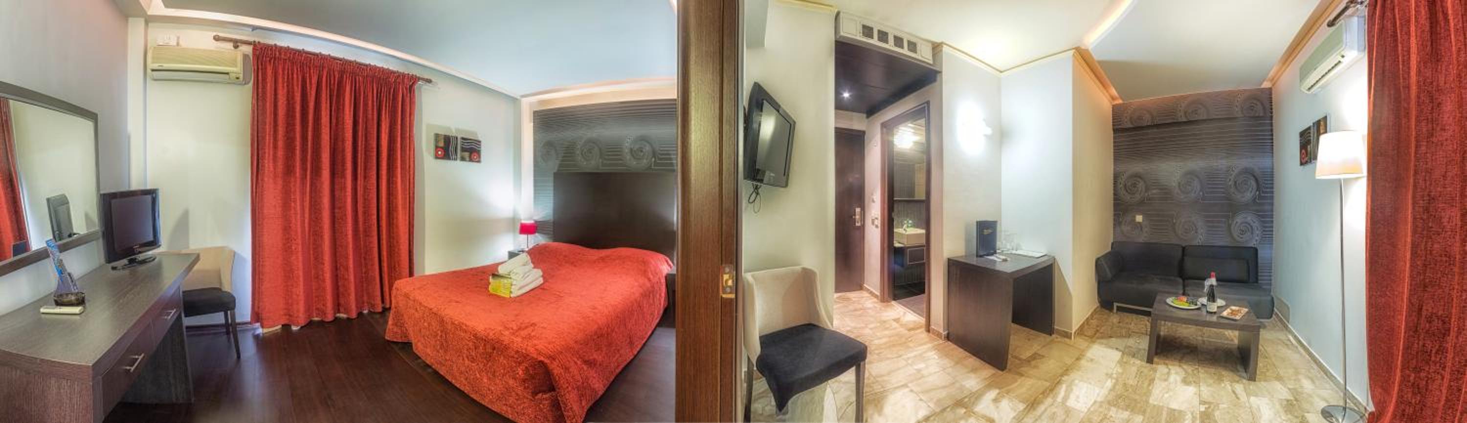 Queen Suite with Pool View - Photo 4