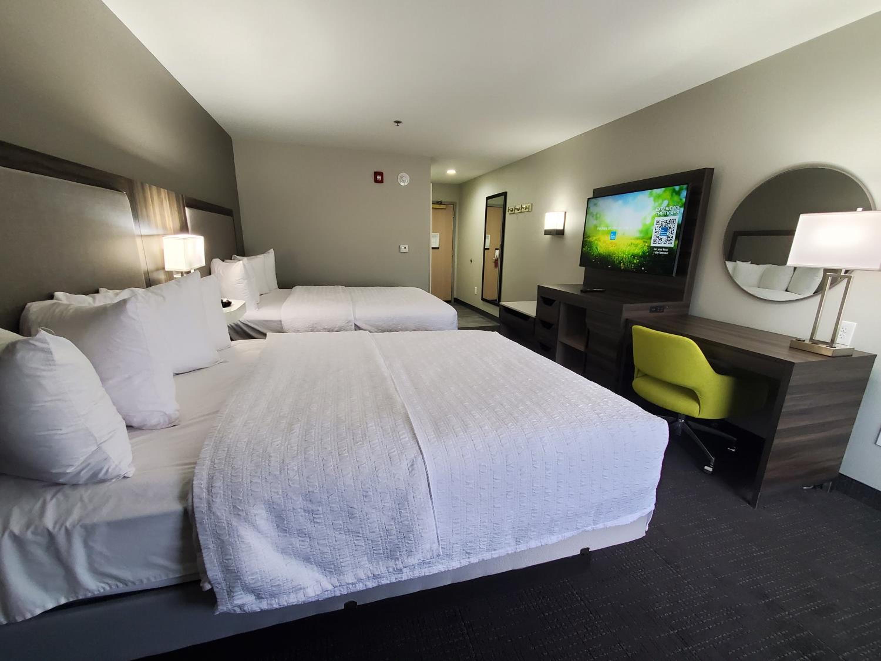 Room with Two Queen Beds - Non-Smoking - Photo 11