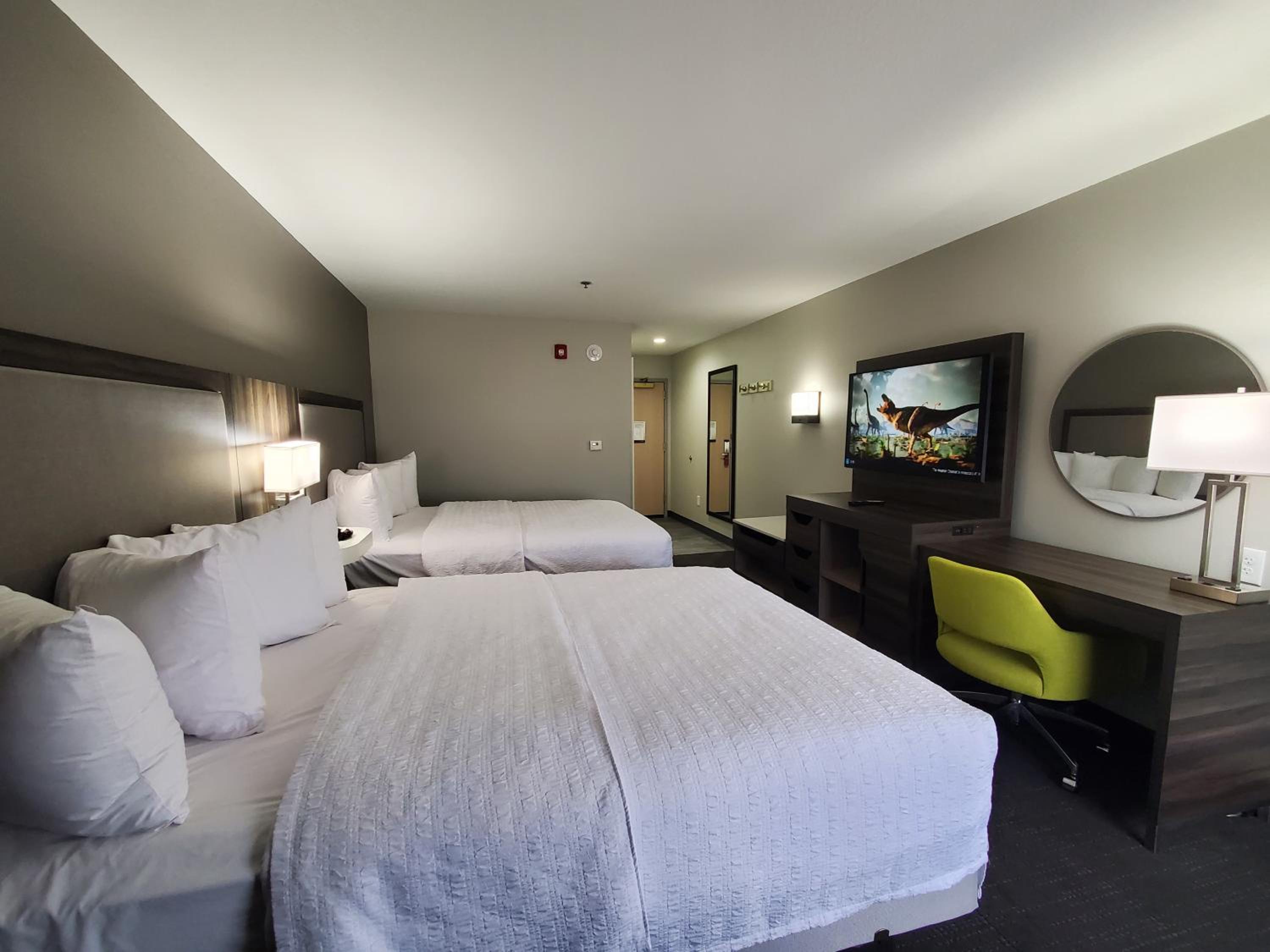 Room with Two Queen Beds - Non-Smoking - Photo 12