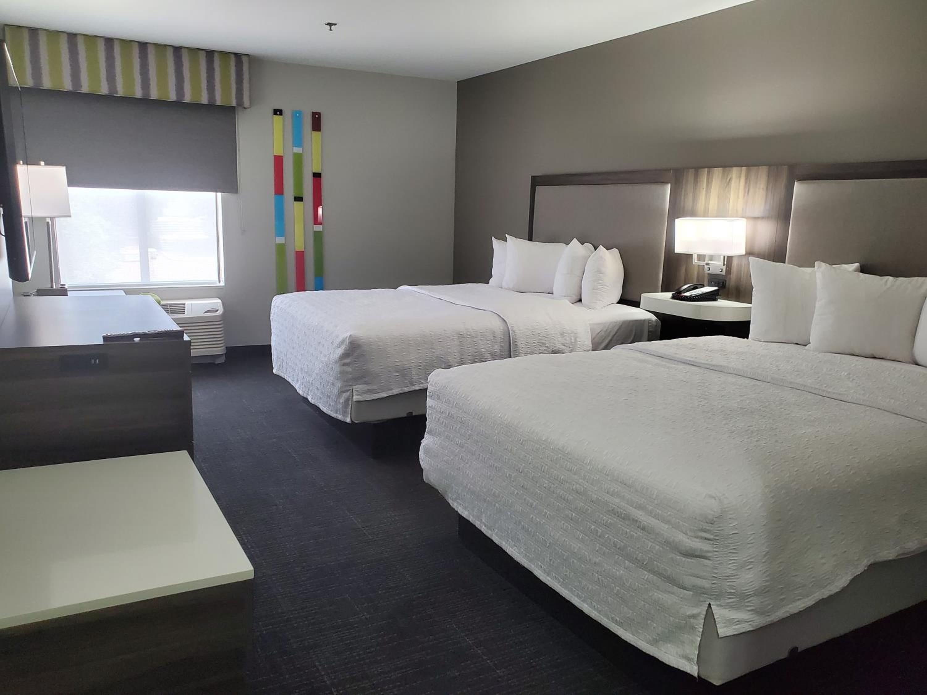 Room with Two Queen Beds - Non-Smoking - Photo 13