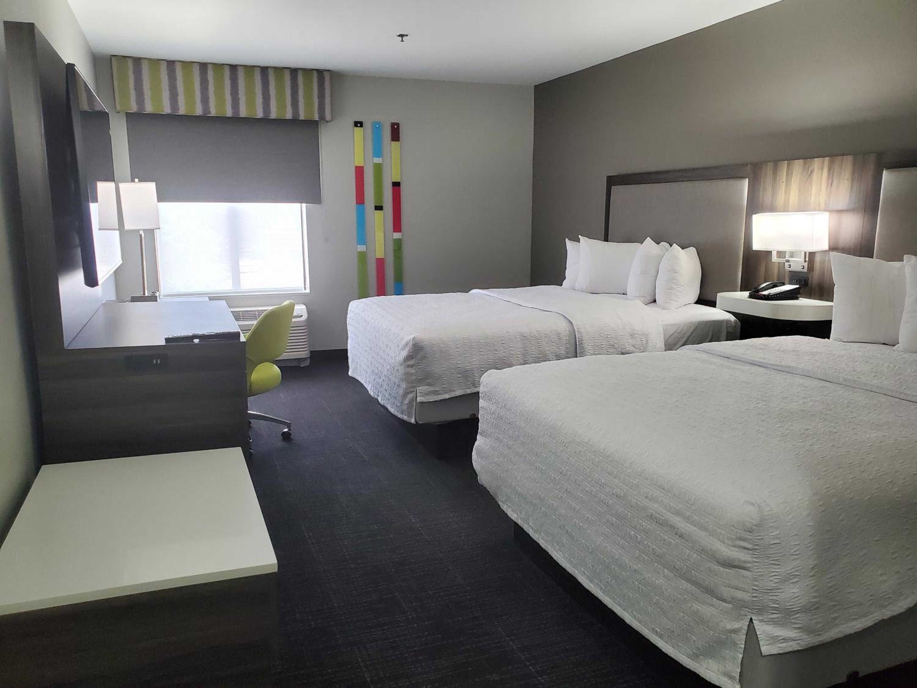 Room with Two Queen Beds - Non-Smoking - Photo 2