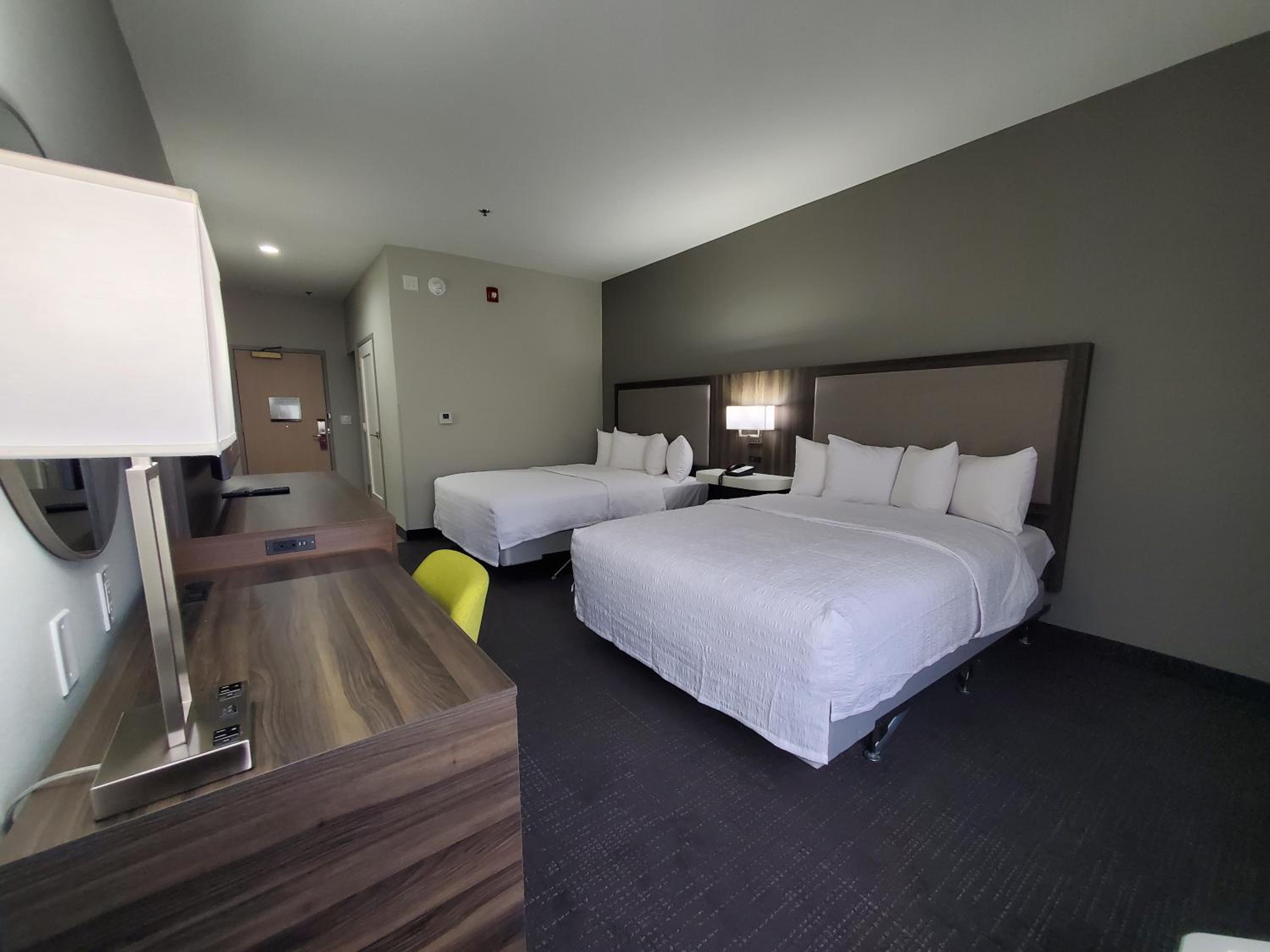 Room with Two Queen Beds - Non-Smoking - Photo 14