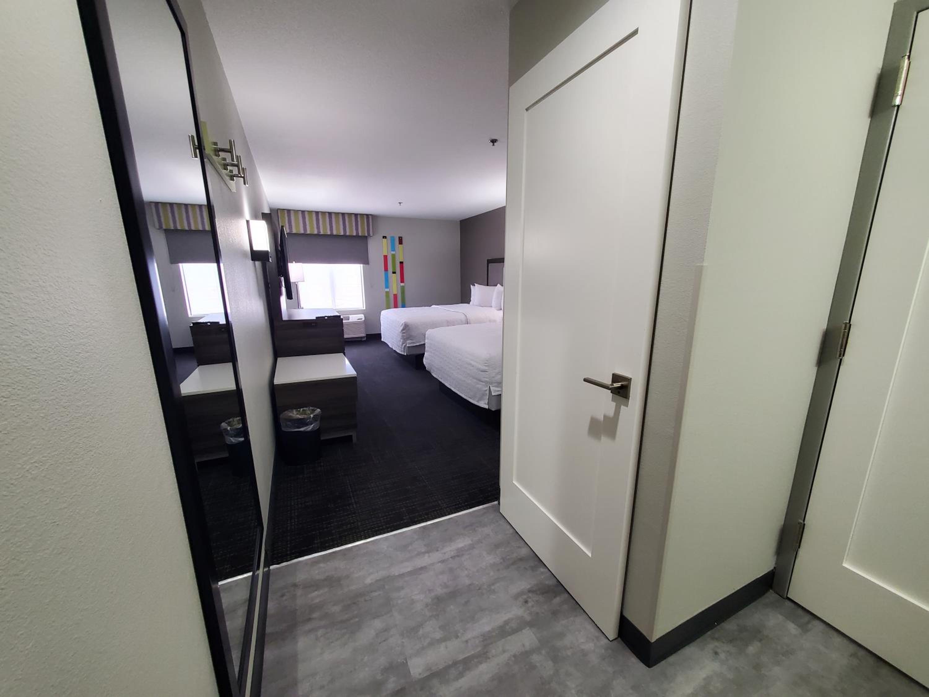 Room with Two Queen Beds - Non-Smoking - Photo 10