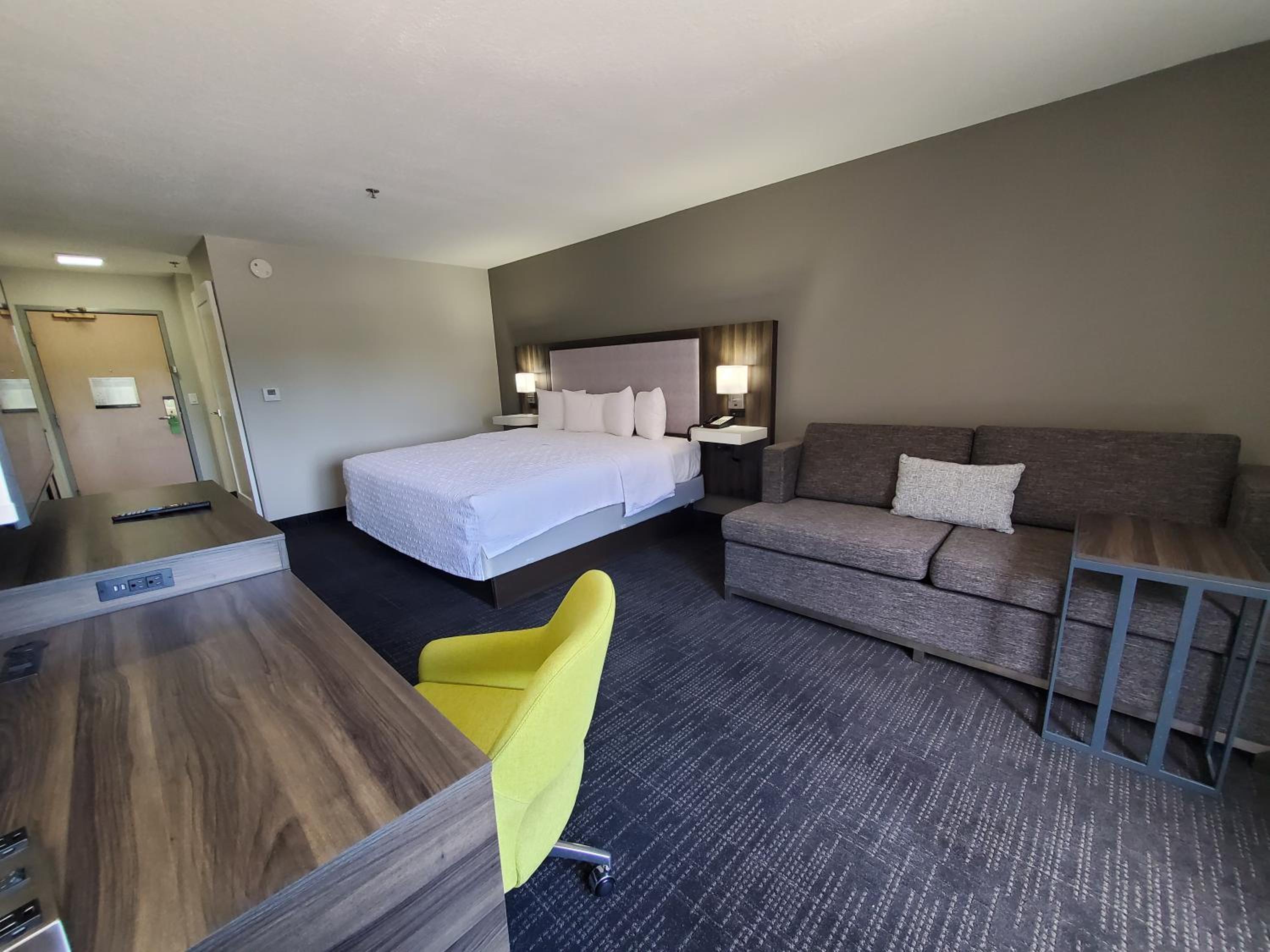 King Room with King Bed - Non-Smoking - Photo 7