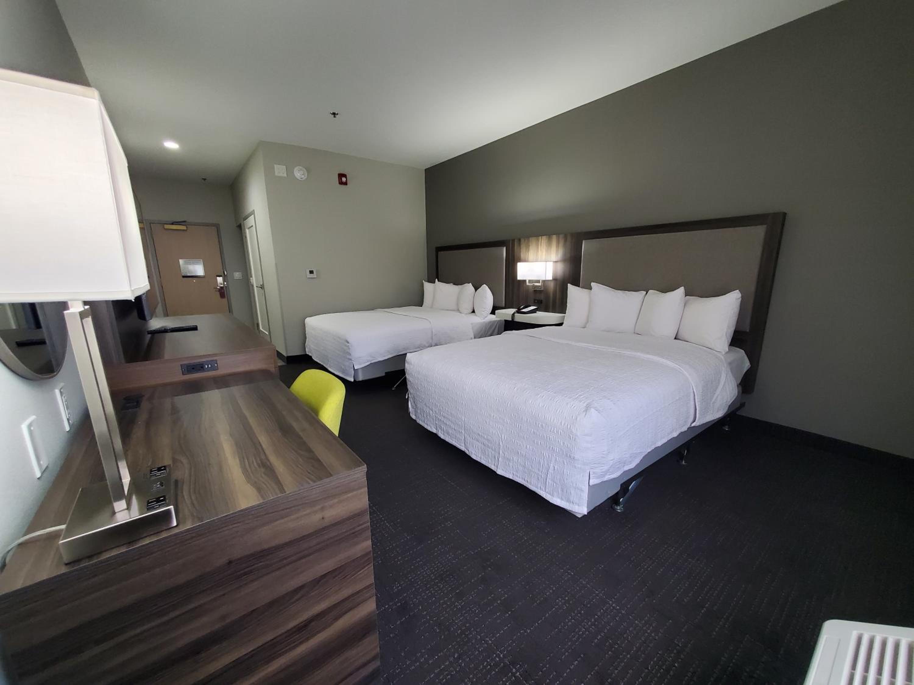 Room with Two Queen Beds - Non-Smoking - Photo 8