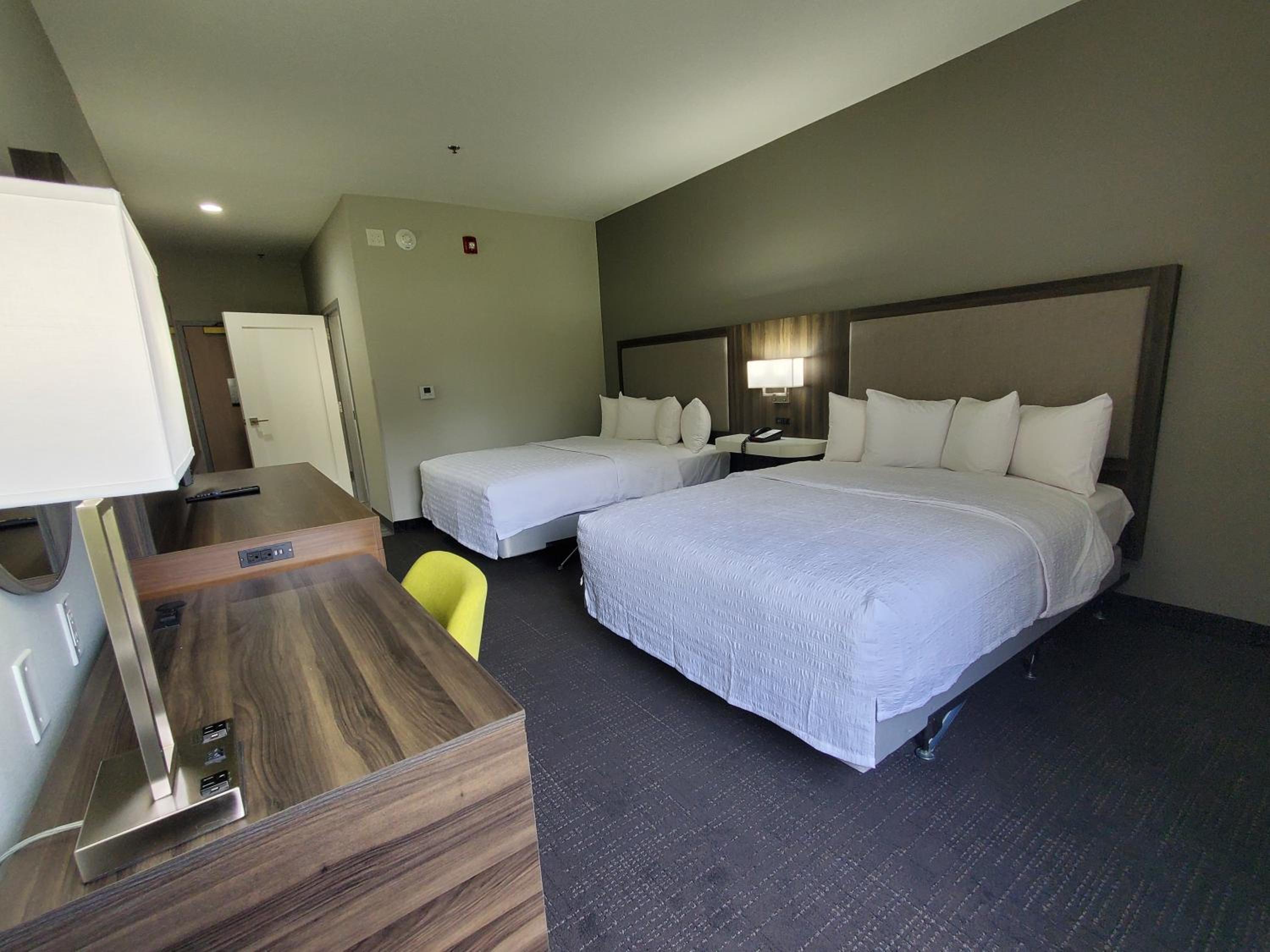 Room with Two Queen Beds - Non-Smoking - Photo 6