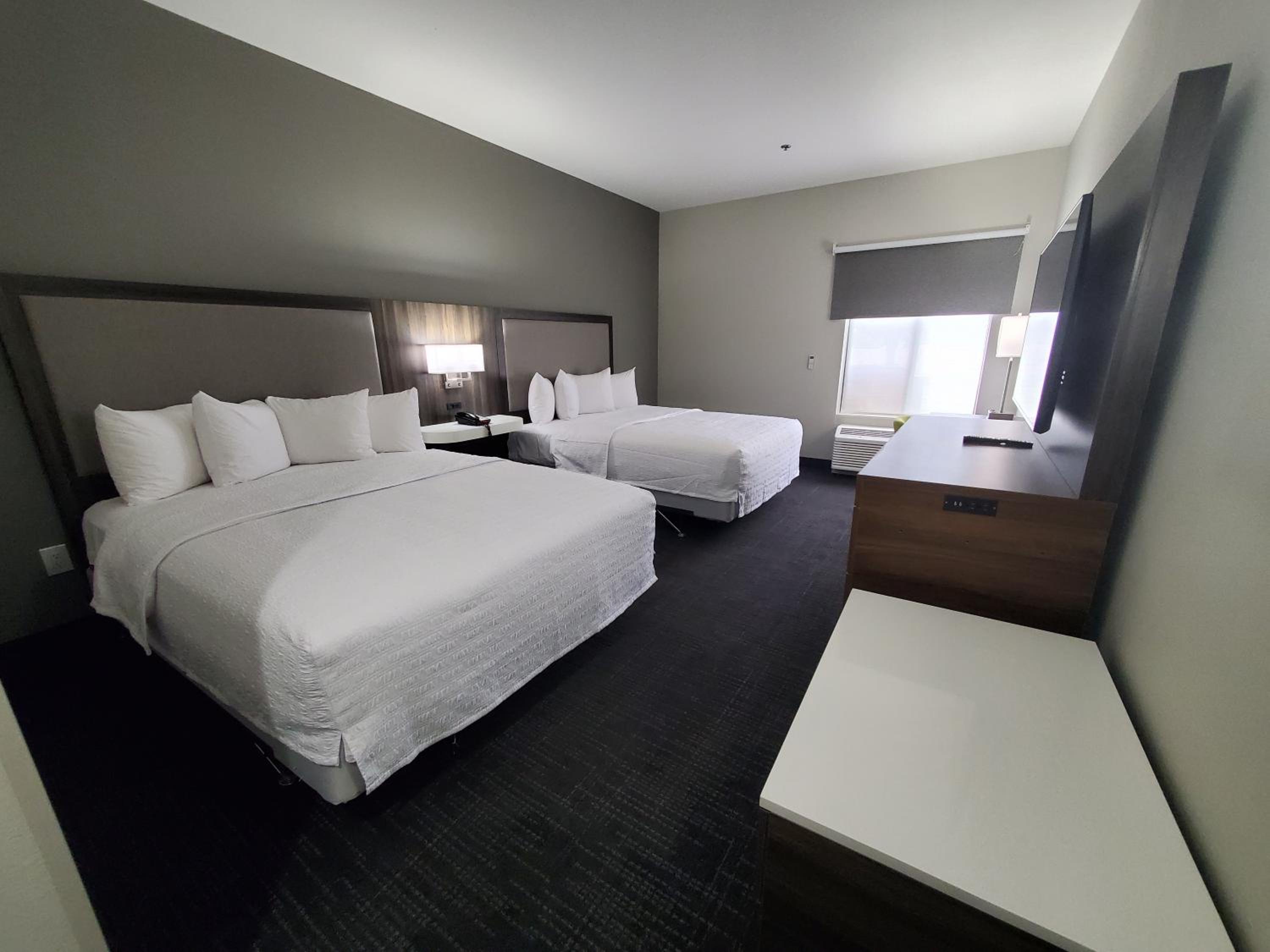 Room with Two Queen Beds - Non-Smoking - Photo 5