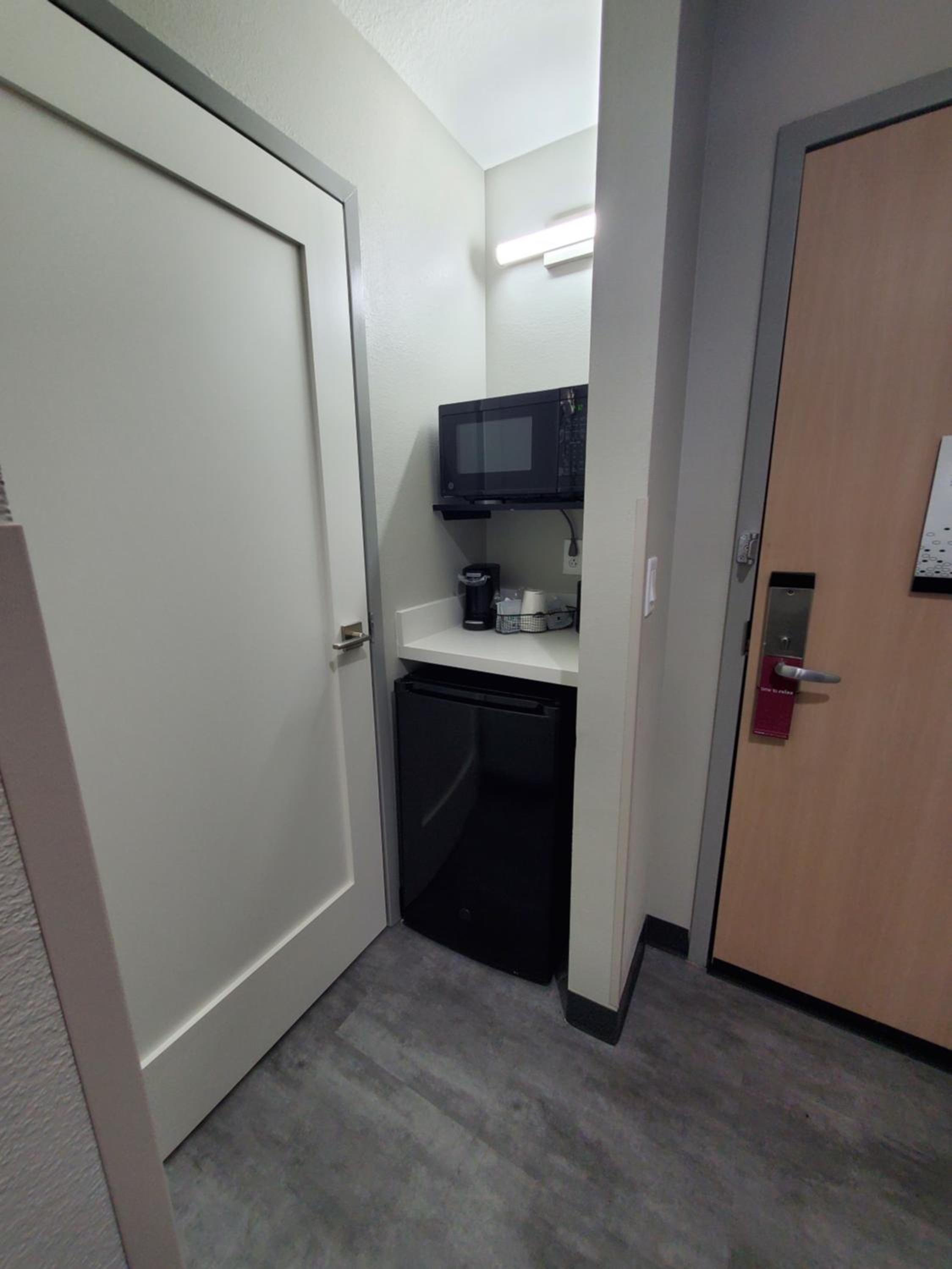 King Room with King Bed - Non-Smoking - Photo 5