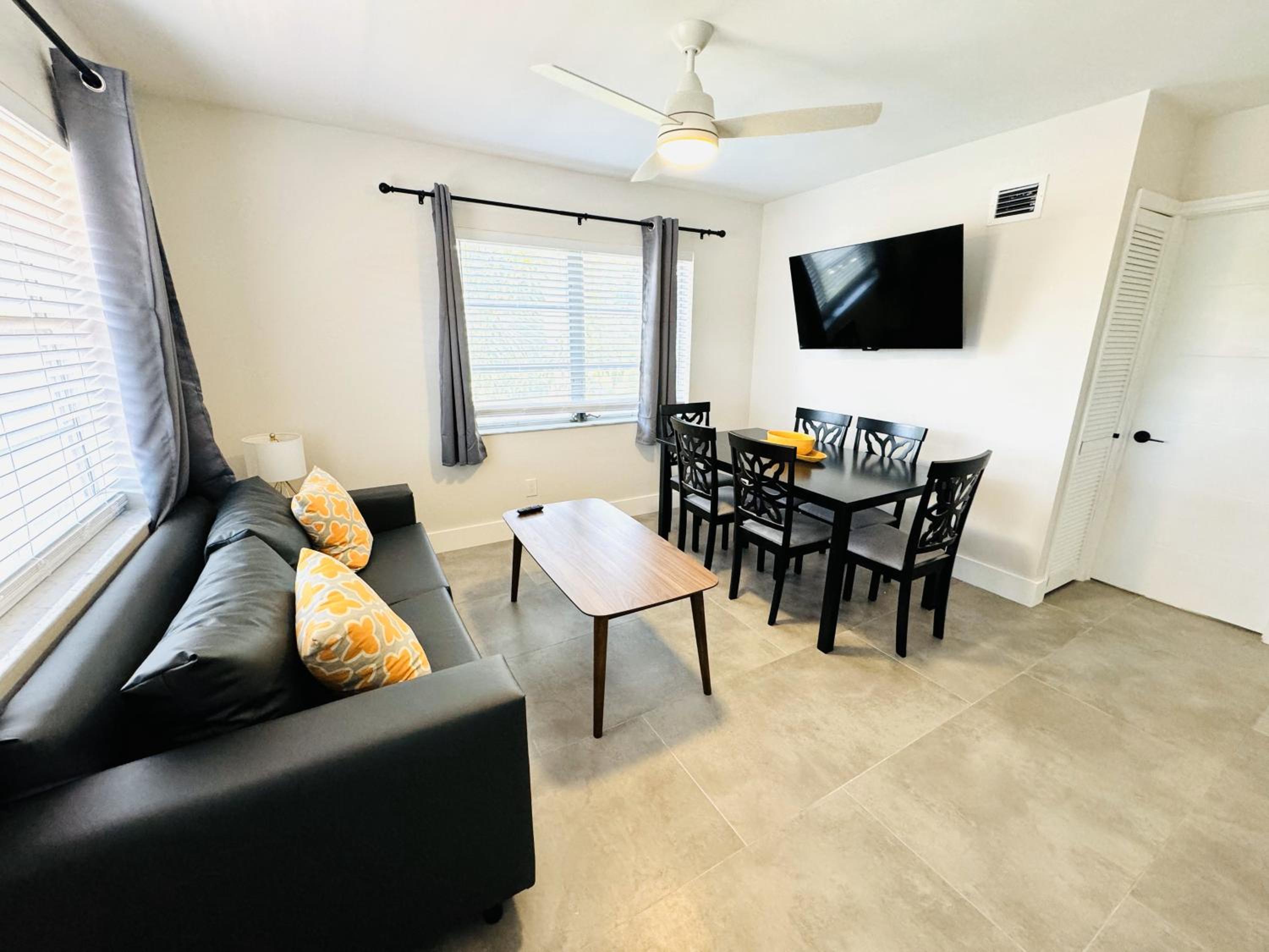 Deluxe Zwei-Zimmer-Zwei-Badezimmer-Apartment mit Küche und Schlafsofa
