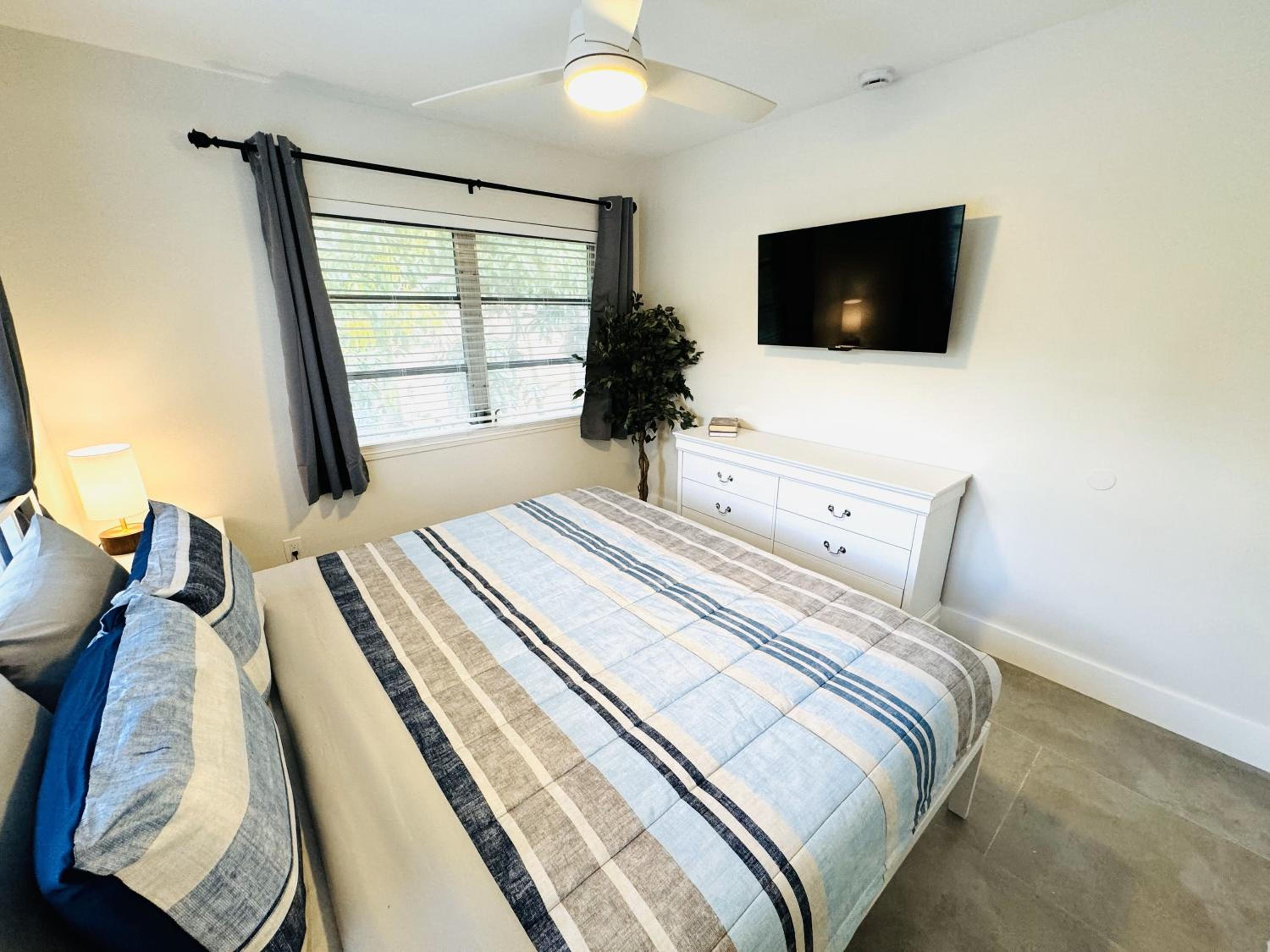 Deluxe Two Bedroom Two Bath Apartment with Kitchen and Sofa Bed photo 2