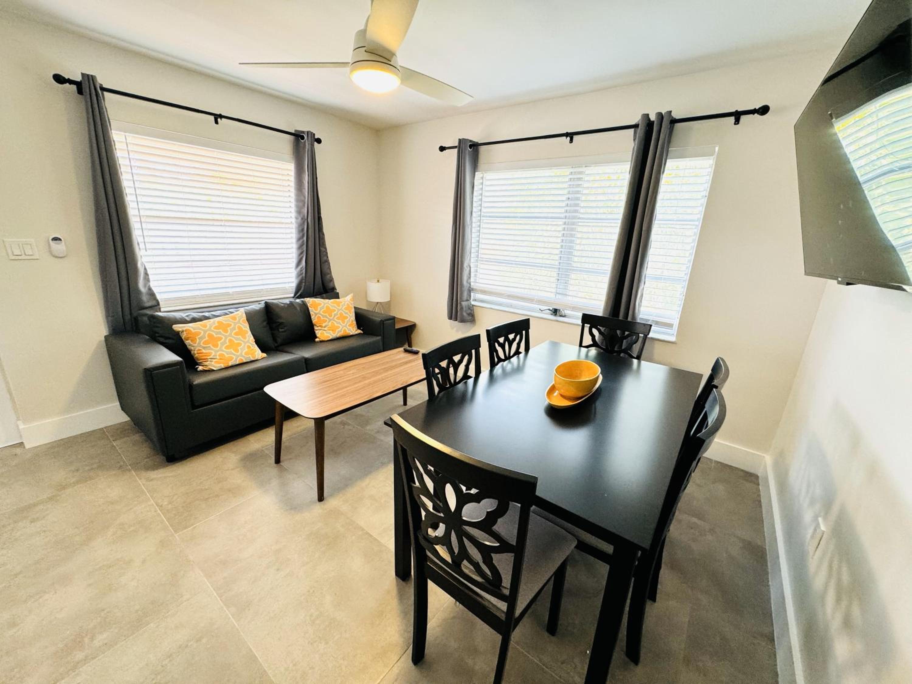 Deluxe Two Bedroom Two Bath Apartment with Kitchen and Sofa Bed photo 3
