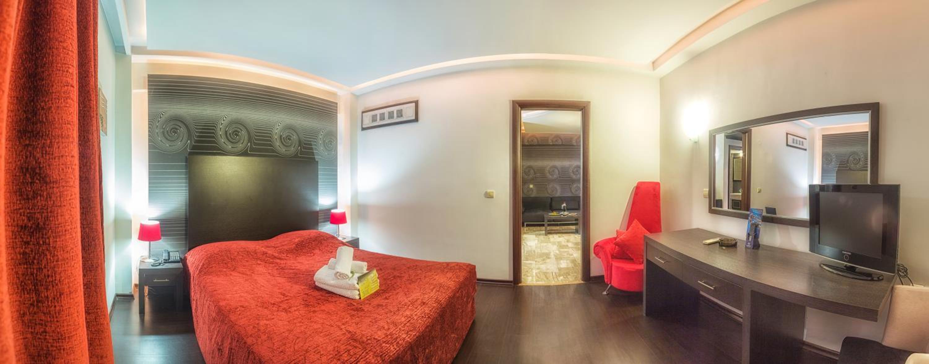 Queen Suite with Pool View - Photo 2