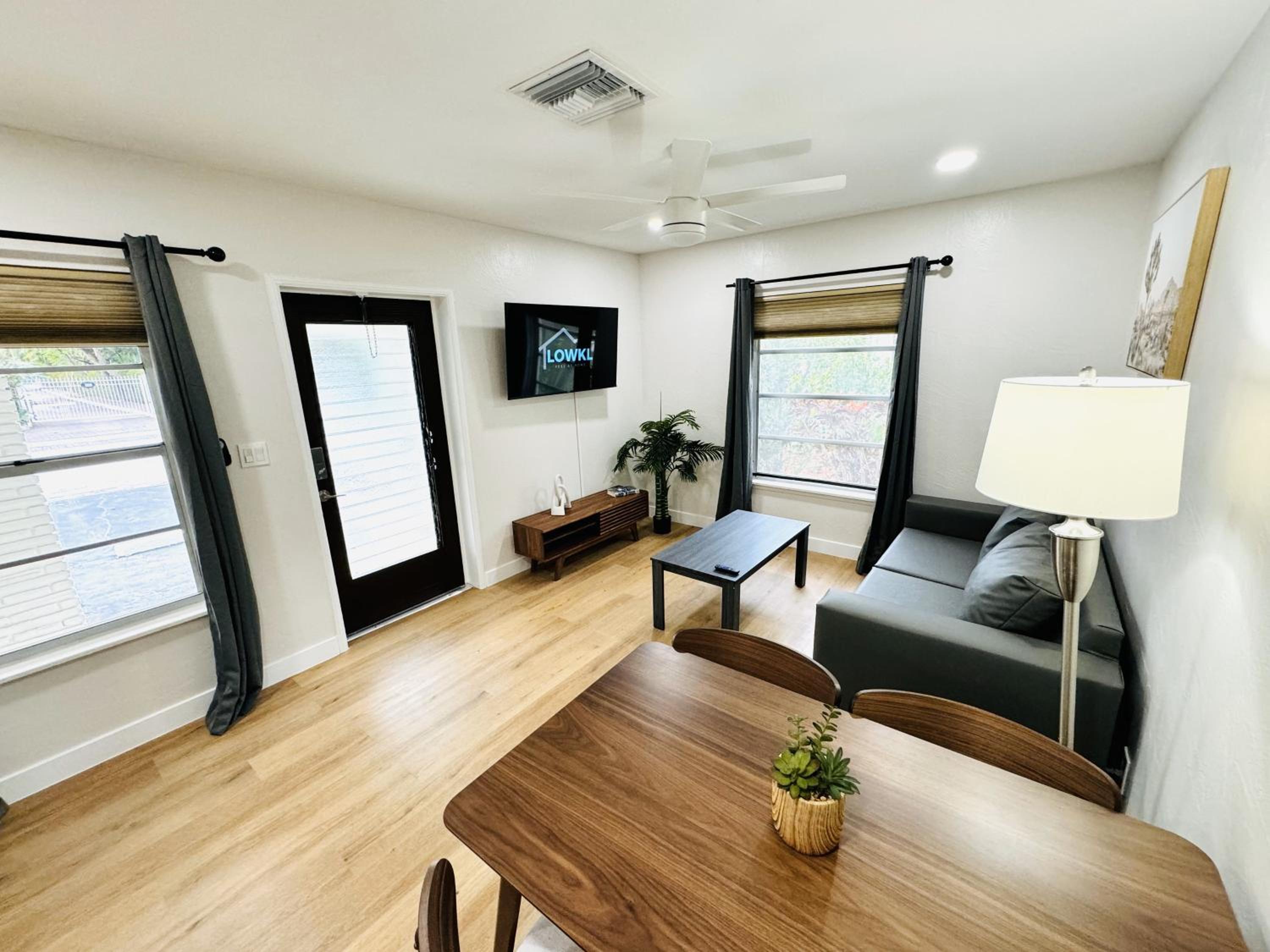 Deluxe One Bedroom King with Kitchen and Sofa Bed photo 3