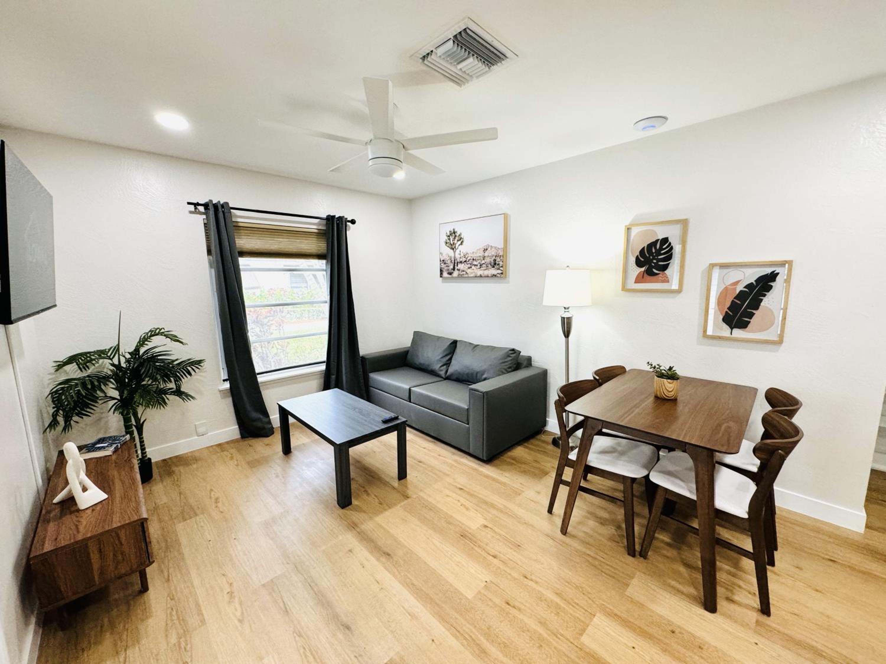 Deluxe One Bedroom King with Kitchen and Sofa Bed photo 2