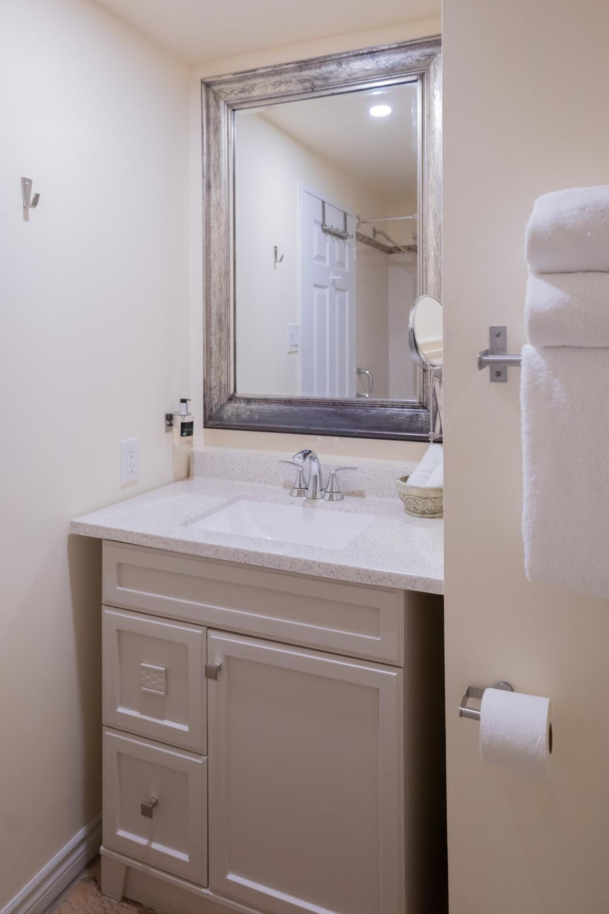 Standard Queen Room - Photo 5
